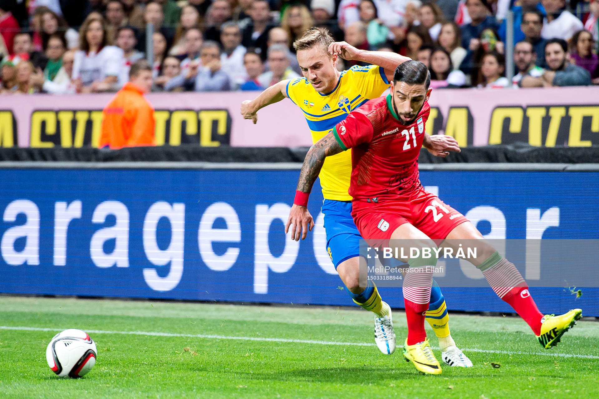 Sveriges Pierre Bengtsson och Irans Ashkan Dejagah i en närkamp under fotbollslandskampen mellan Sverige och Iran den 31 mars 2015 i Stockholm.