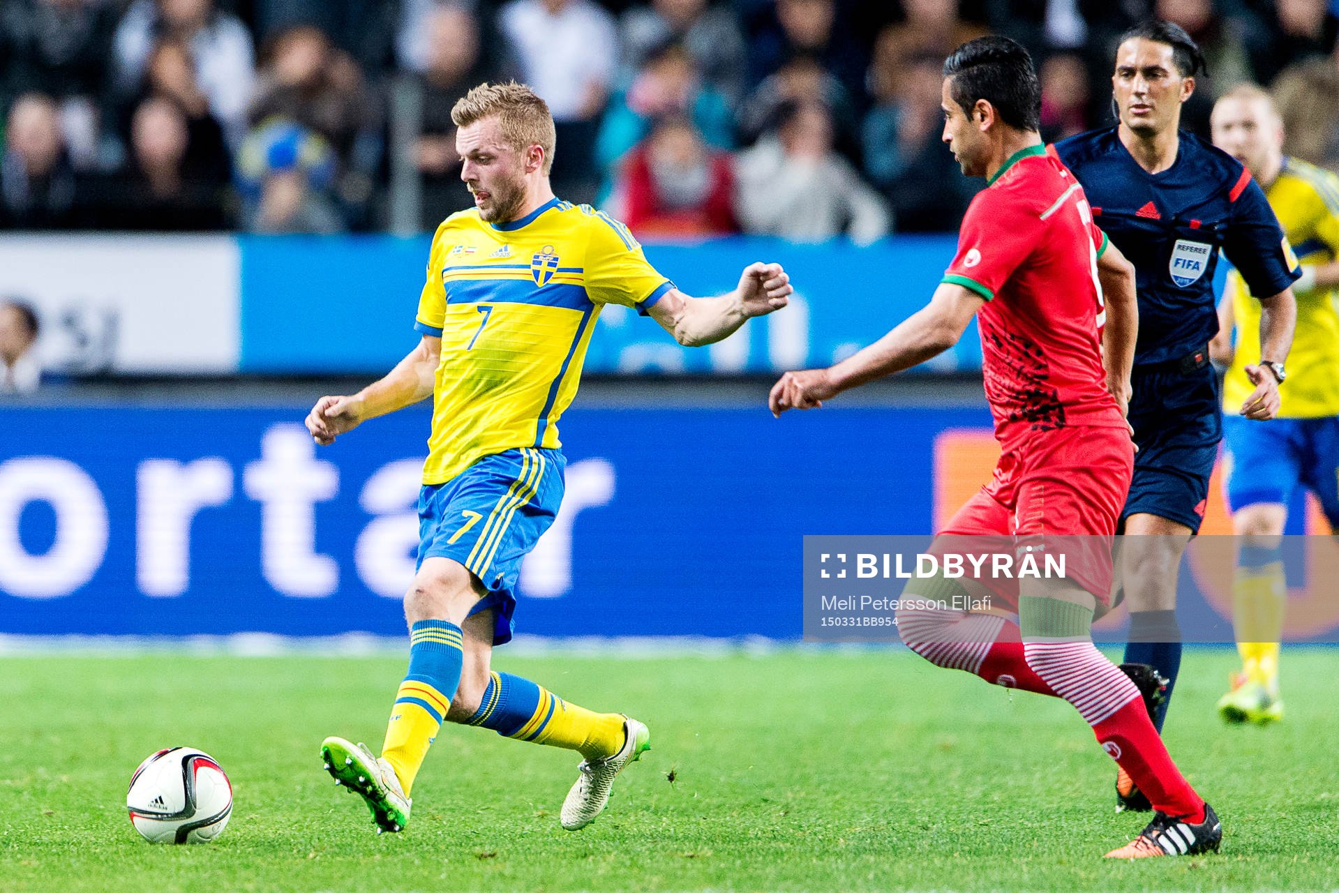Sveriges Sebastian Larsson och Irans Omid Ebrahimi