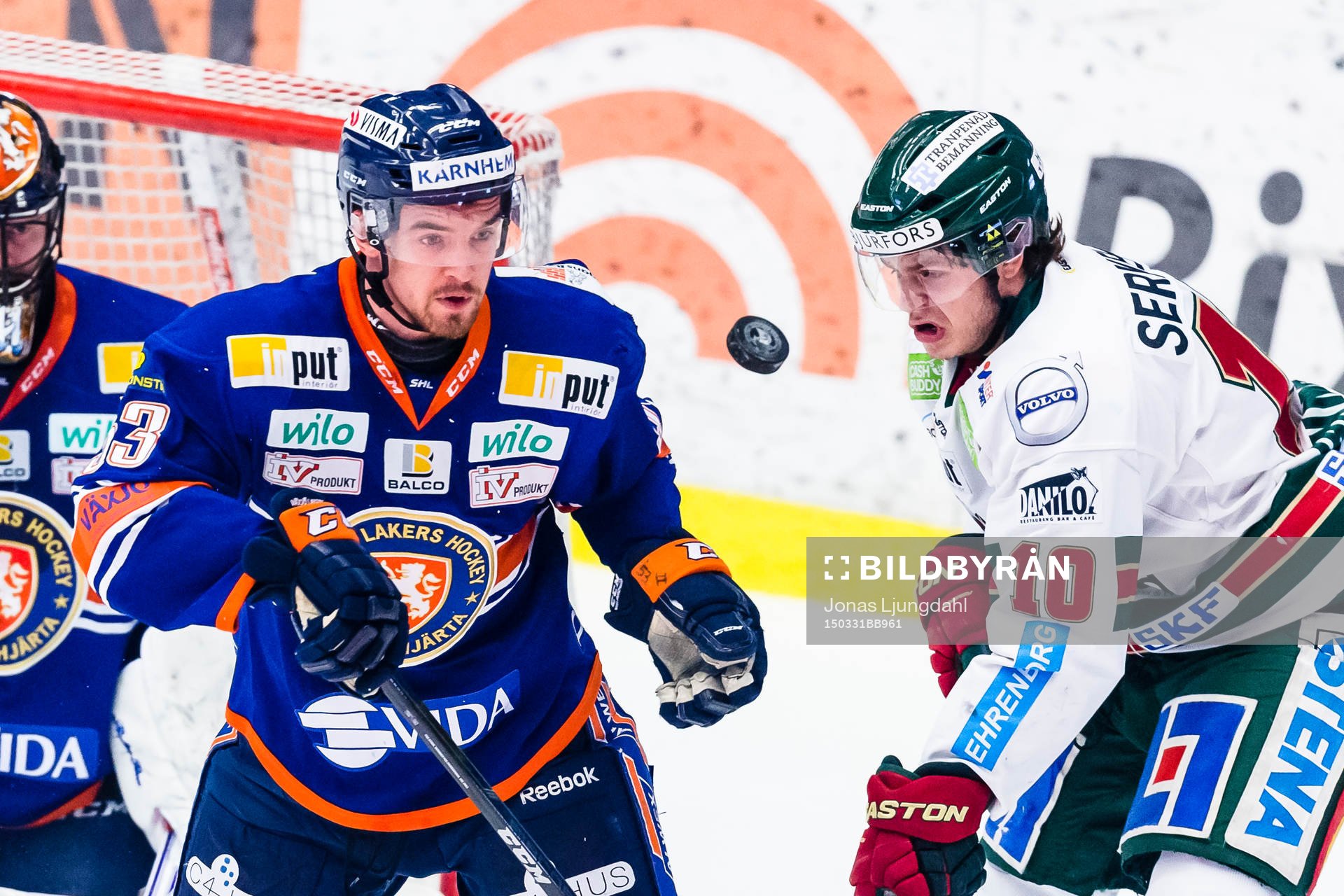 Växjös Eddie Larsson jagas av Frölundas Mattias Janmark