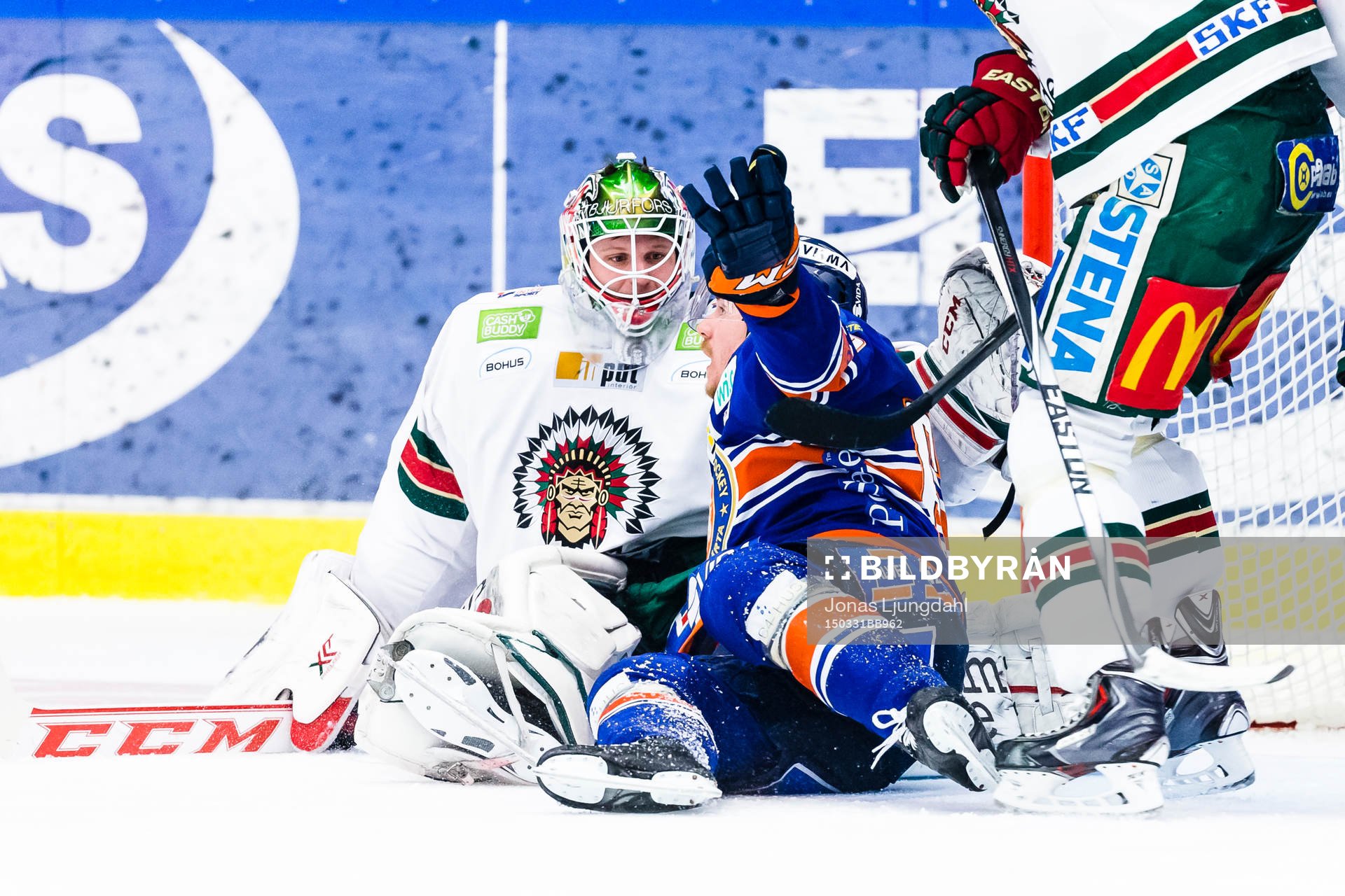 Växjös Erik Josefsson krockar med Frölundas målvakt