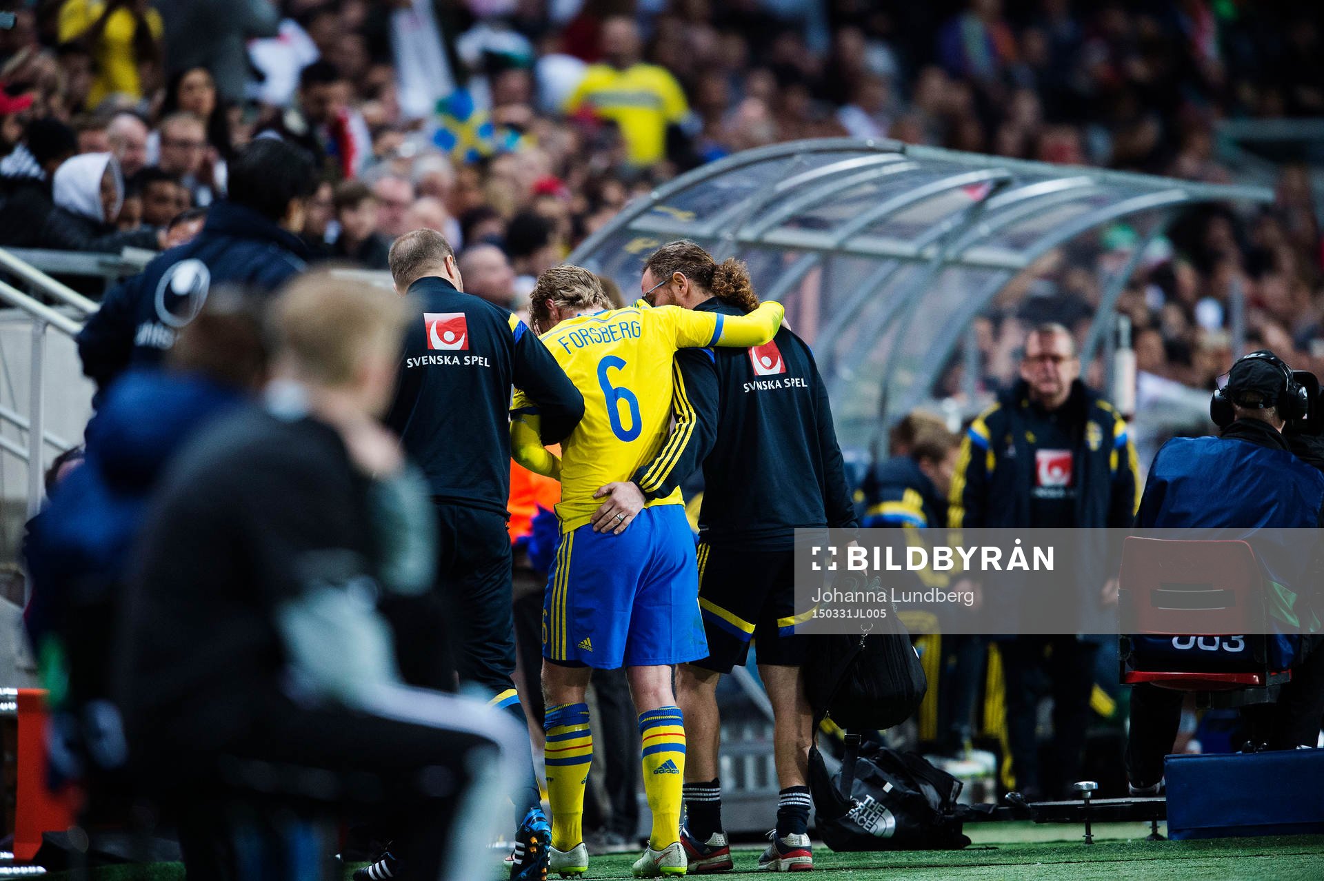 Sveriges Emil Forsberg går av planen skadad