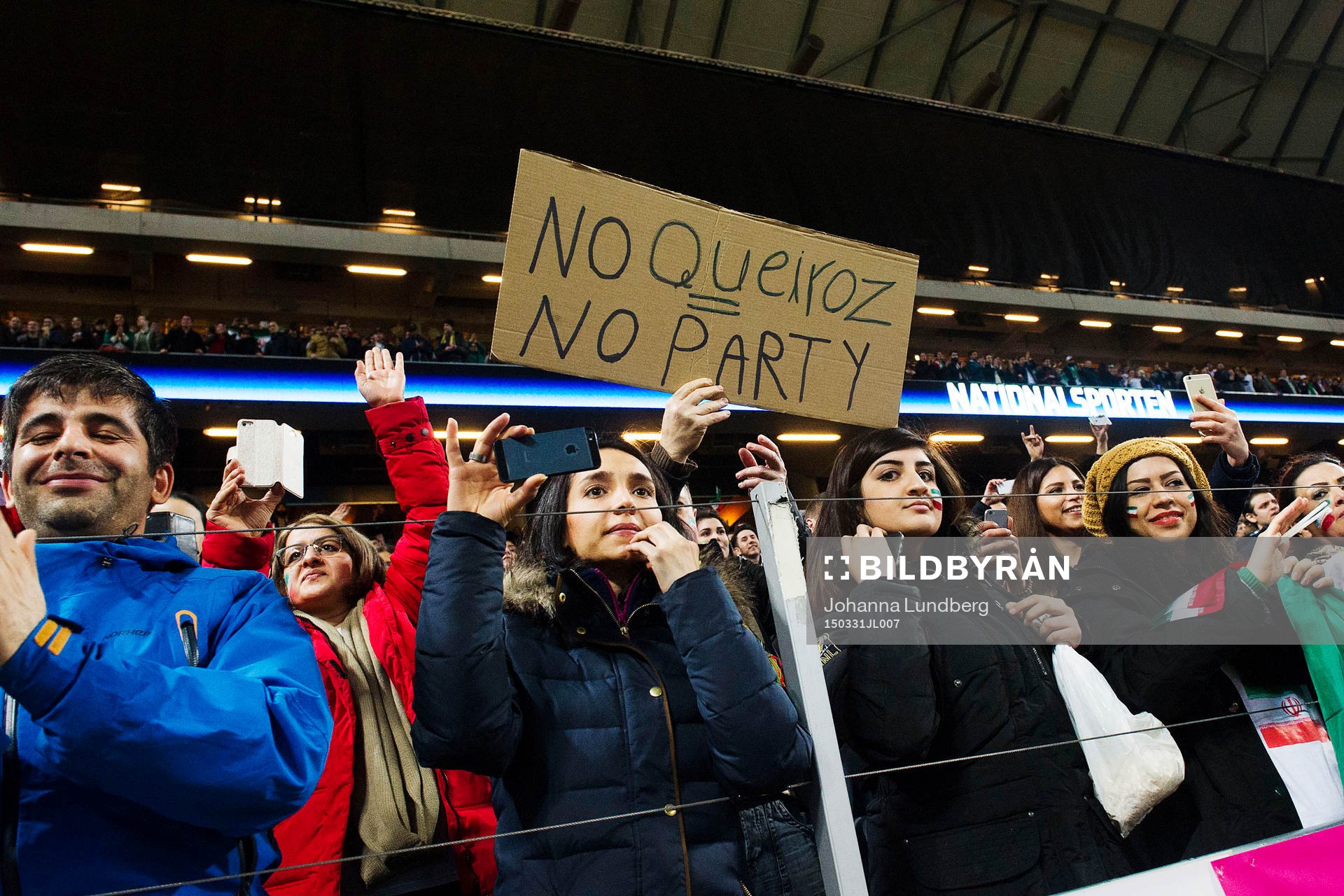 Iranska supportrar jublar