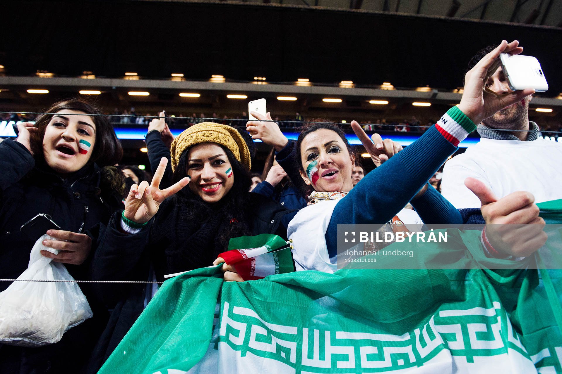 Iranska supportrar jublar