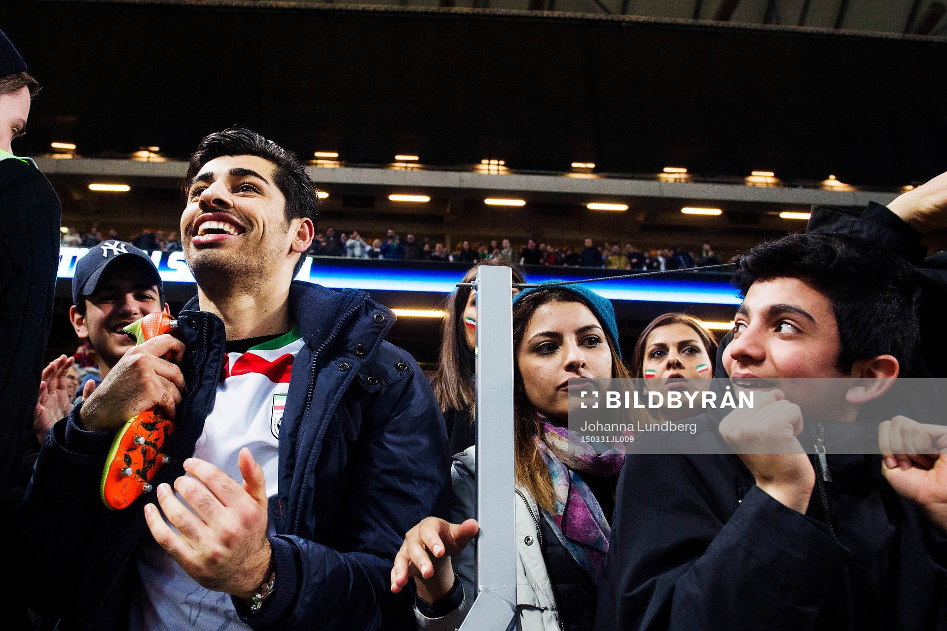 Iranska supportrar jublar