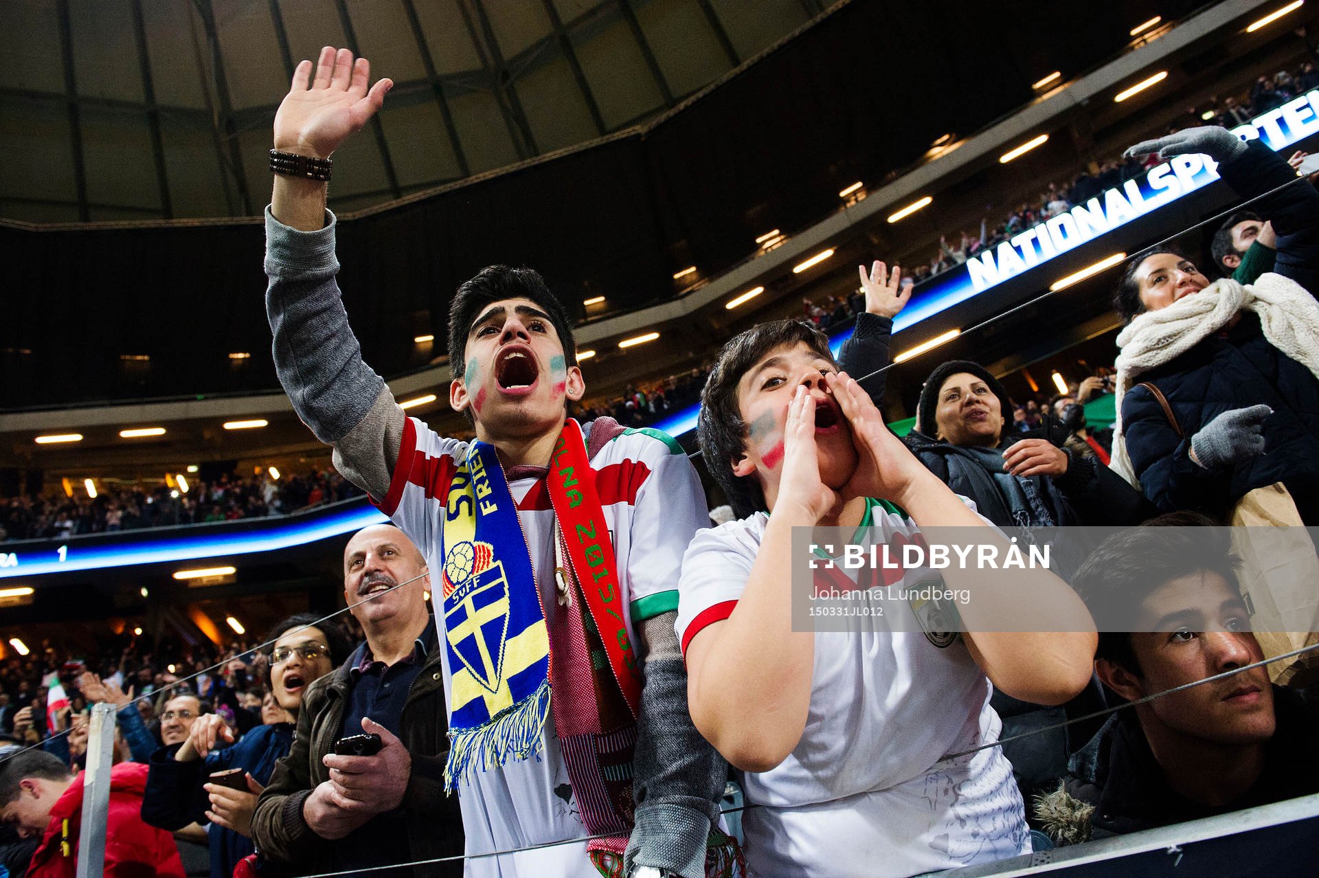 Iranska supportrar jublar