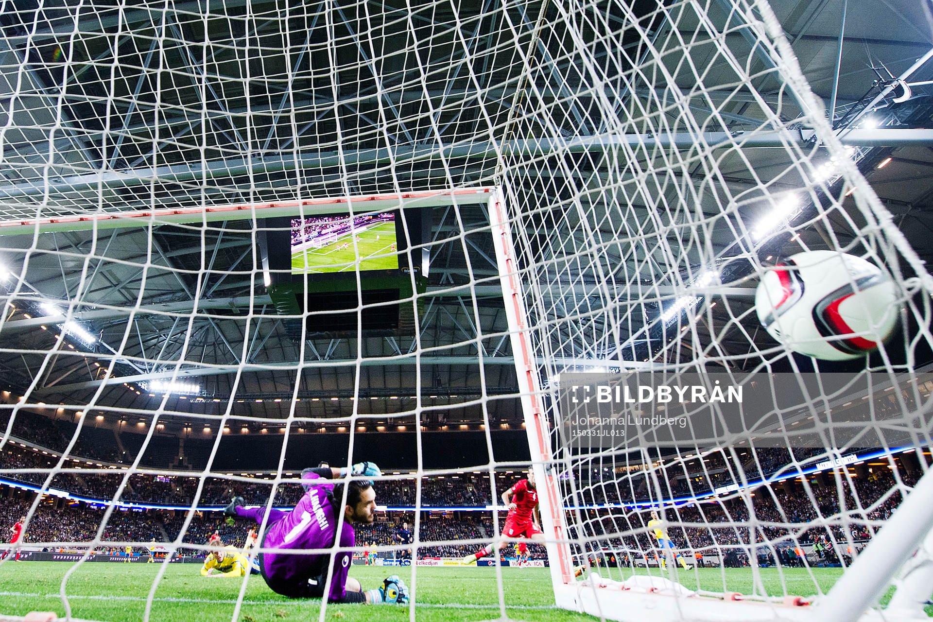 Sveriges Ola Toivonen gör 3-1 bakom Irans målvakt Alireza