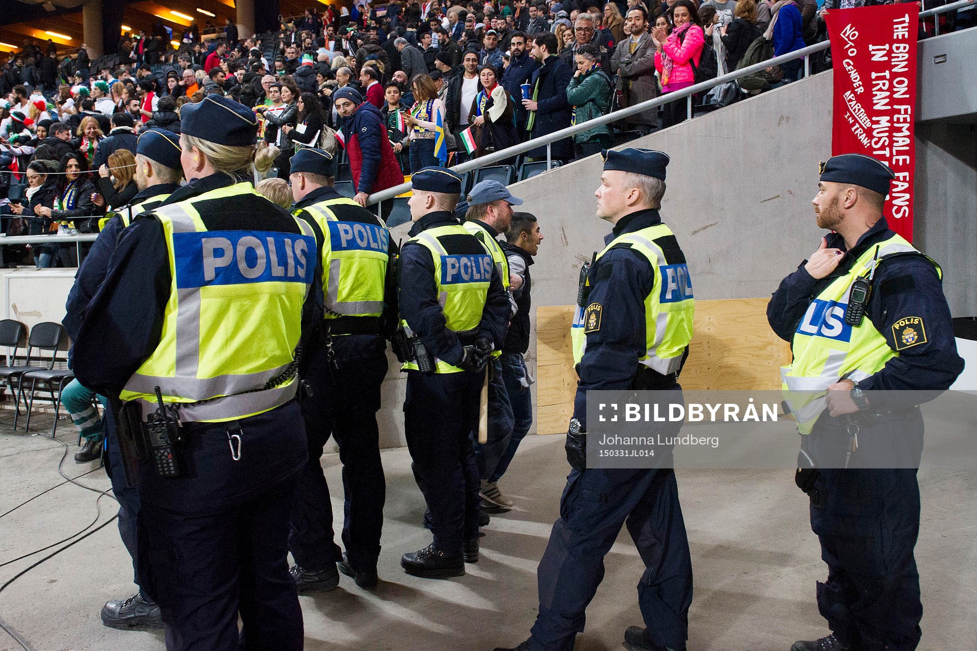 En supporter har tagit sig in på planen och eskorteras ut