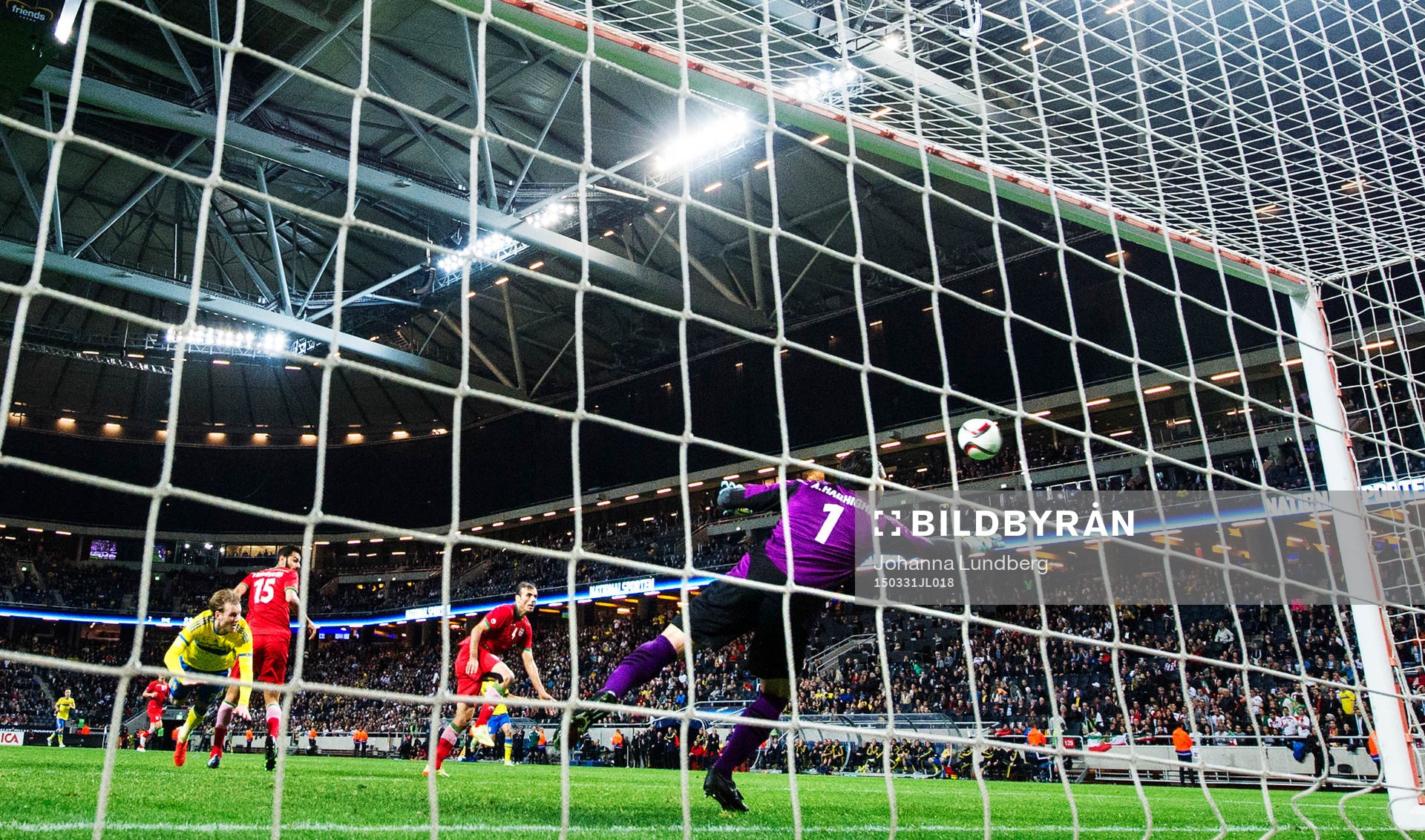 Sveriges Ola Toivonen gör 3-1 bakom Irans målvakt Alireza