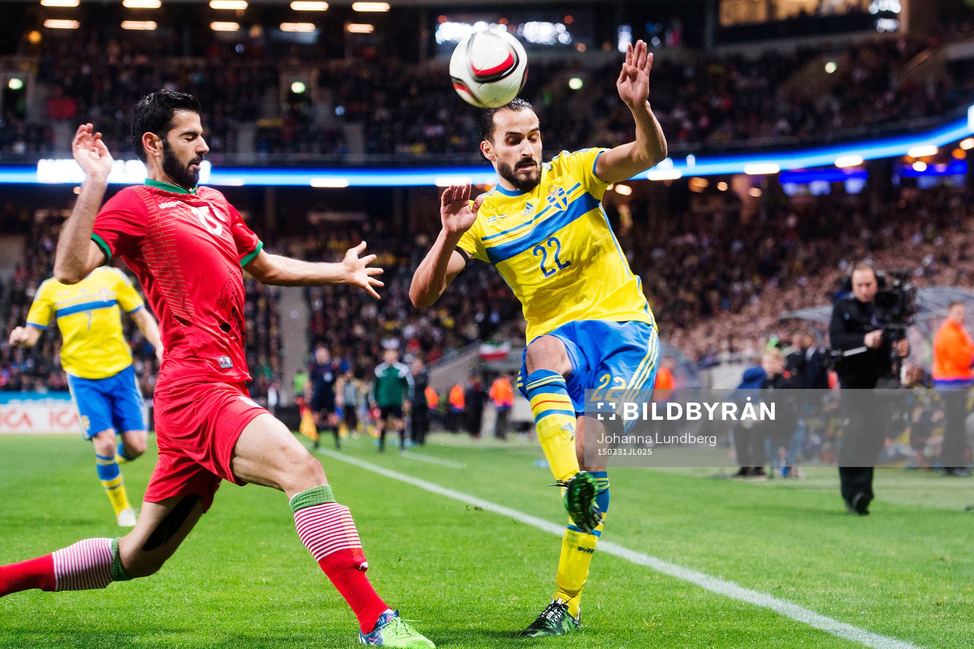Irans Pejman Montazeri och Sveriges Erkan Zengin under fotbollslandskampen mellan Sverige och Iran den 31 mars 2015 i Stockholm. 