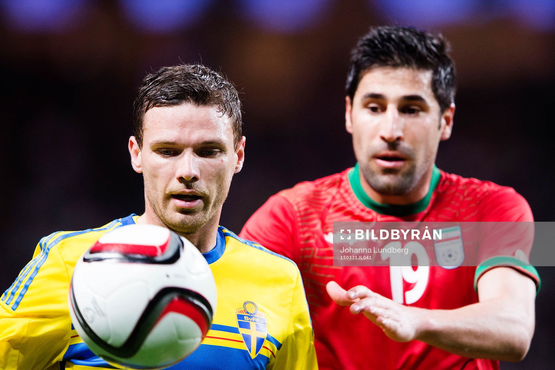 Sveriges Marcus Berg och Irans Hashem Beikzadeh
