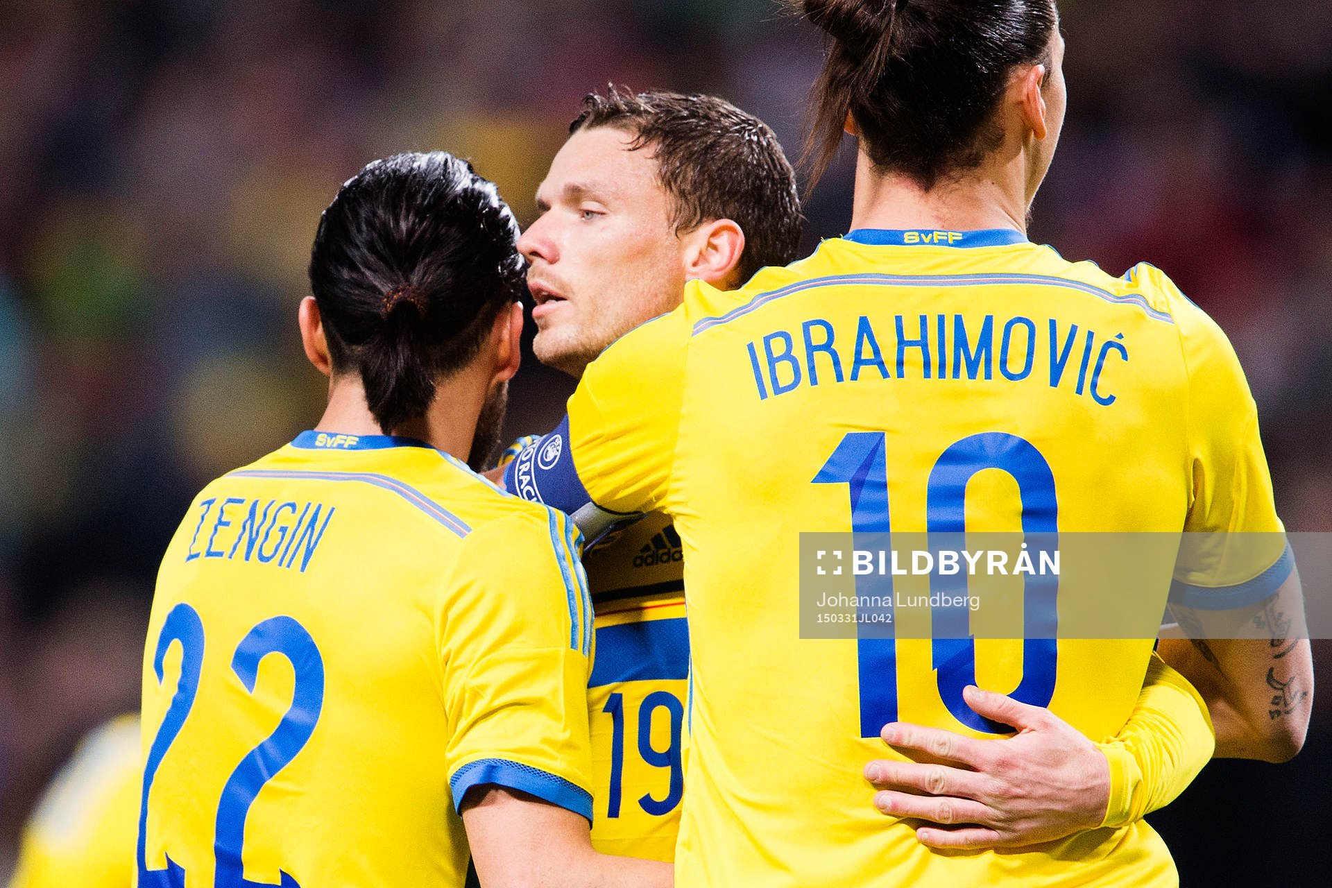 Sveriges Marcus Berg gör 2-0 och jublar med Erkan Zengin
