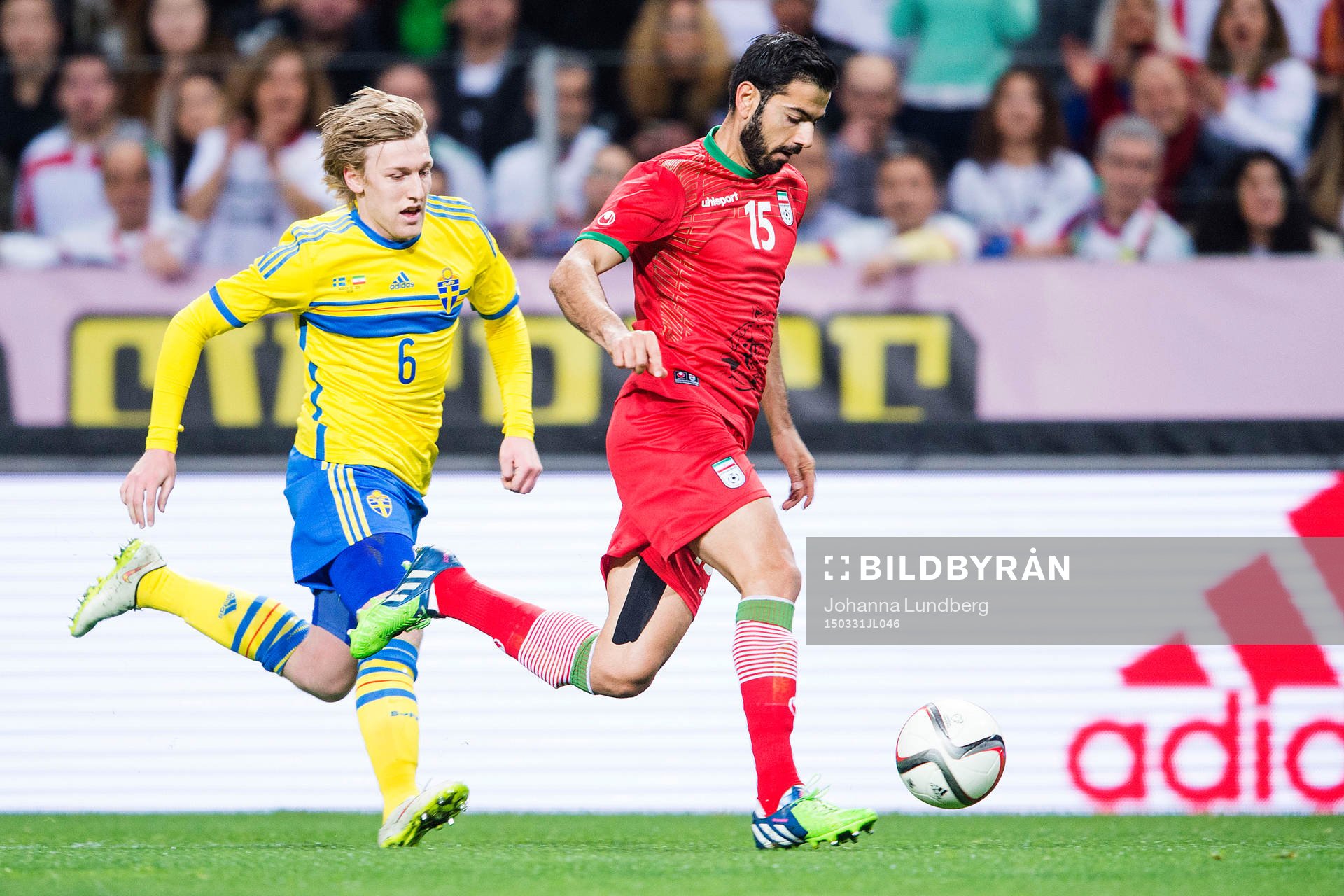 Sveriges Emil Forsberg och Irans Pejman Montazeri under fotbollslandskampen mellan Sverige och Iran den 31 mars 2015 i Stockholm. 