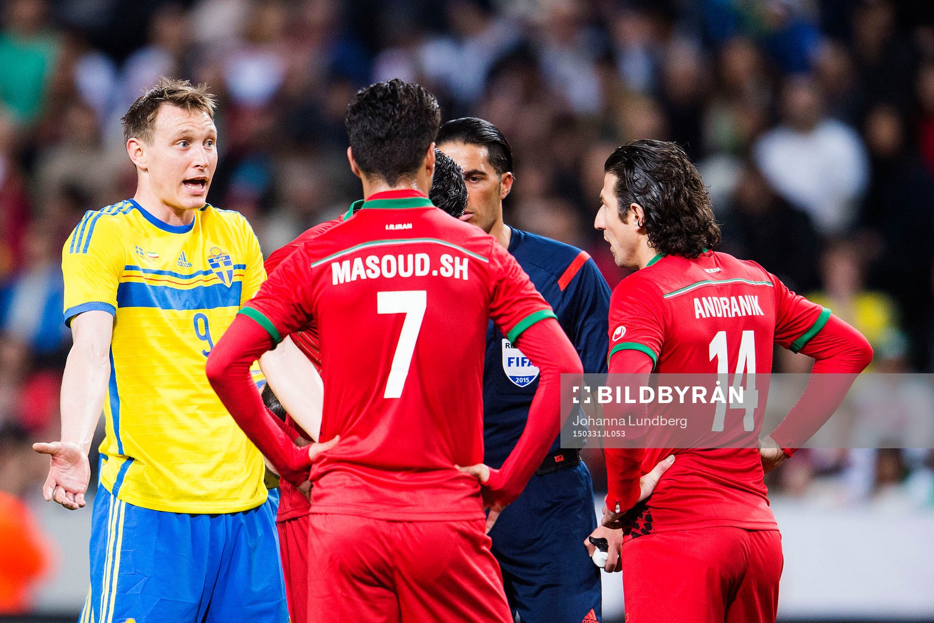 Sveriges Kim Källström reagerar mot domare Serdar