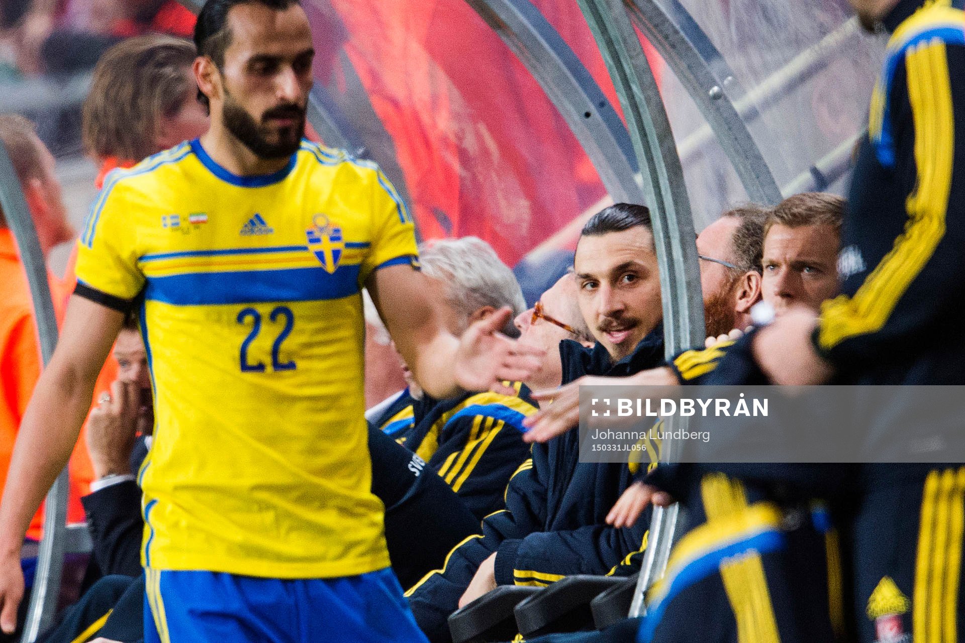Sveriges Zlatan Ibrahimovic på bänken
