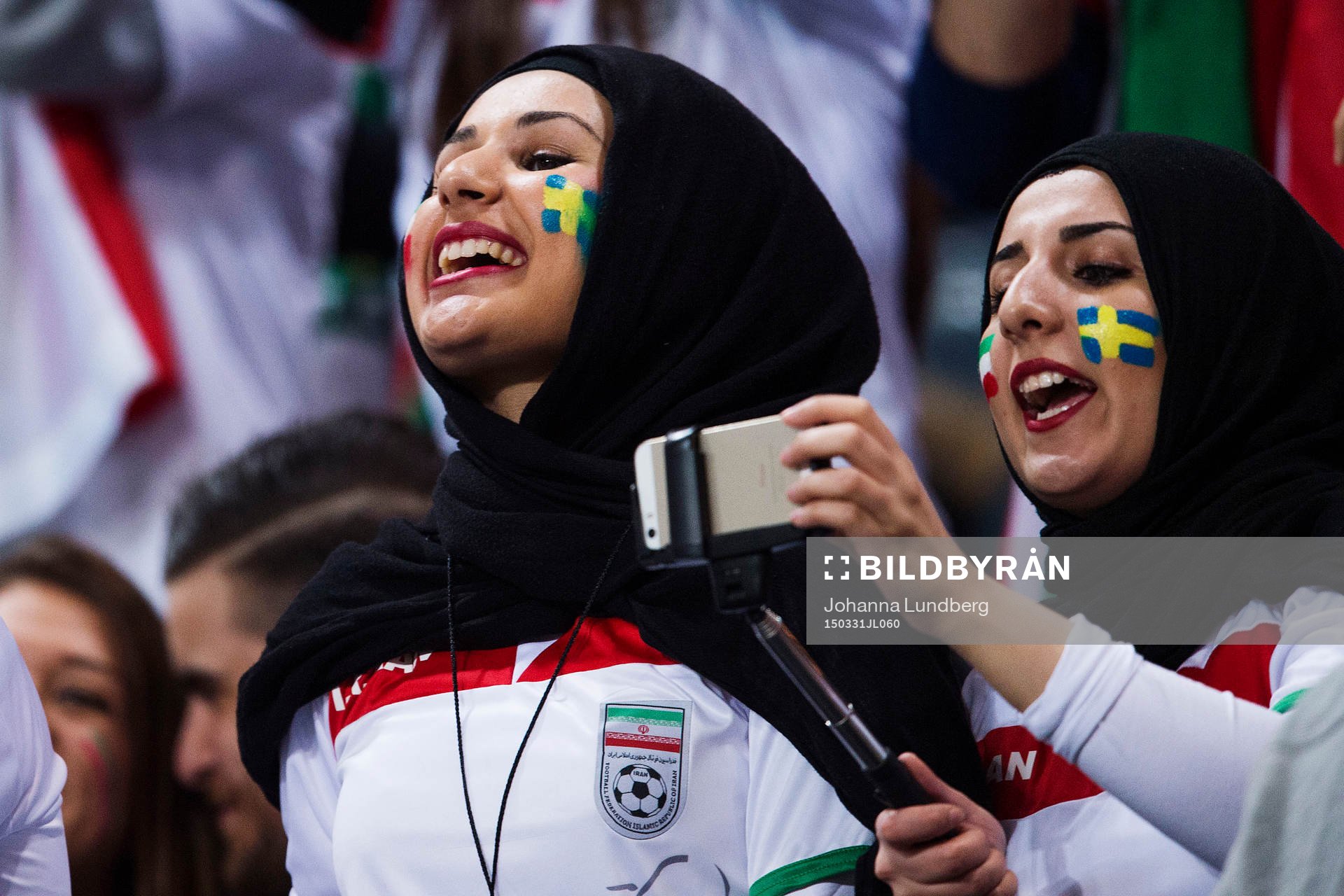 Irans supportrar jublar på läktaren