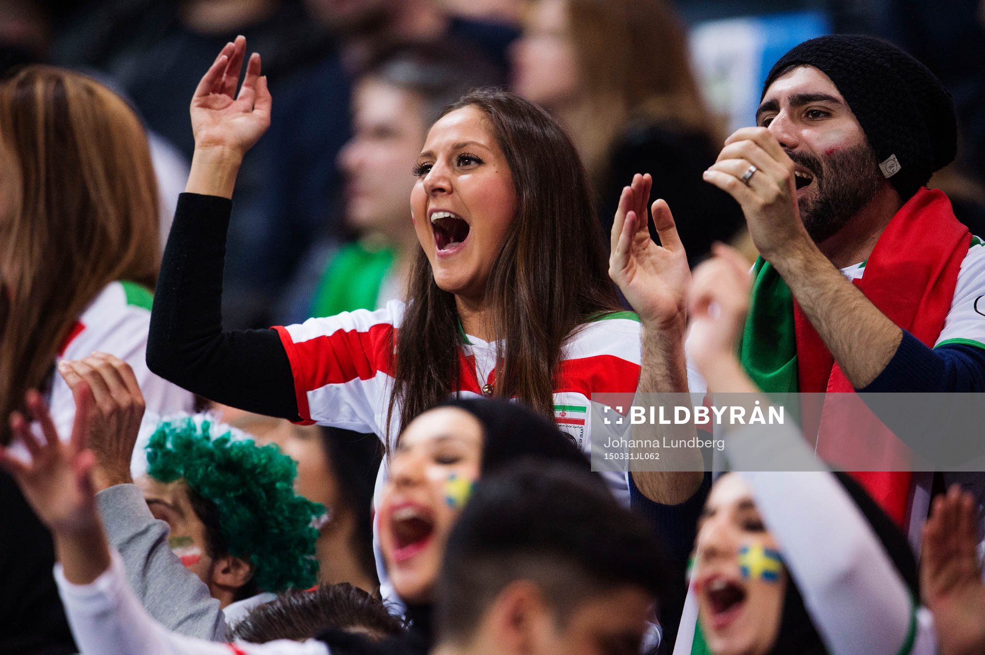 Irans supportrar jublar på läktaren
