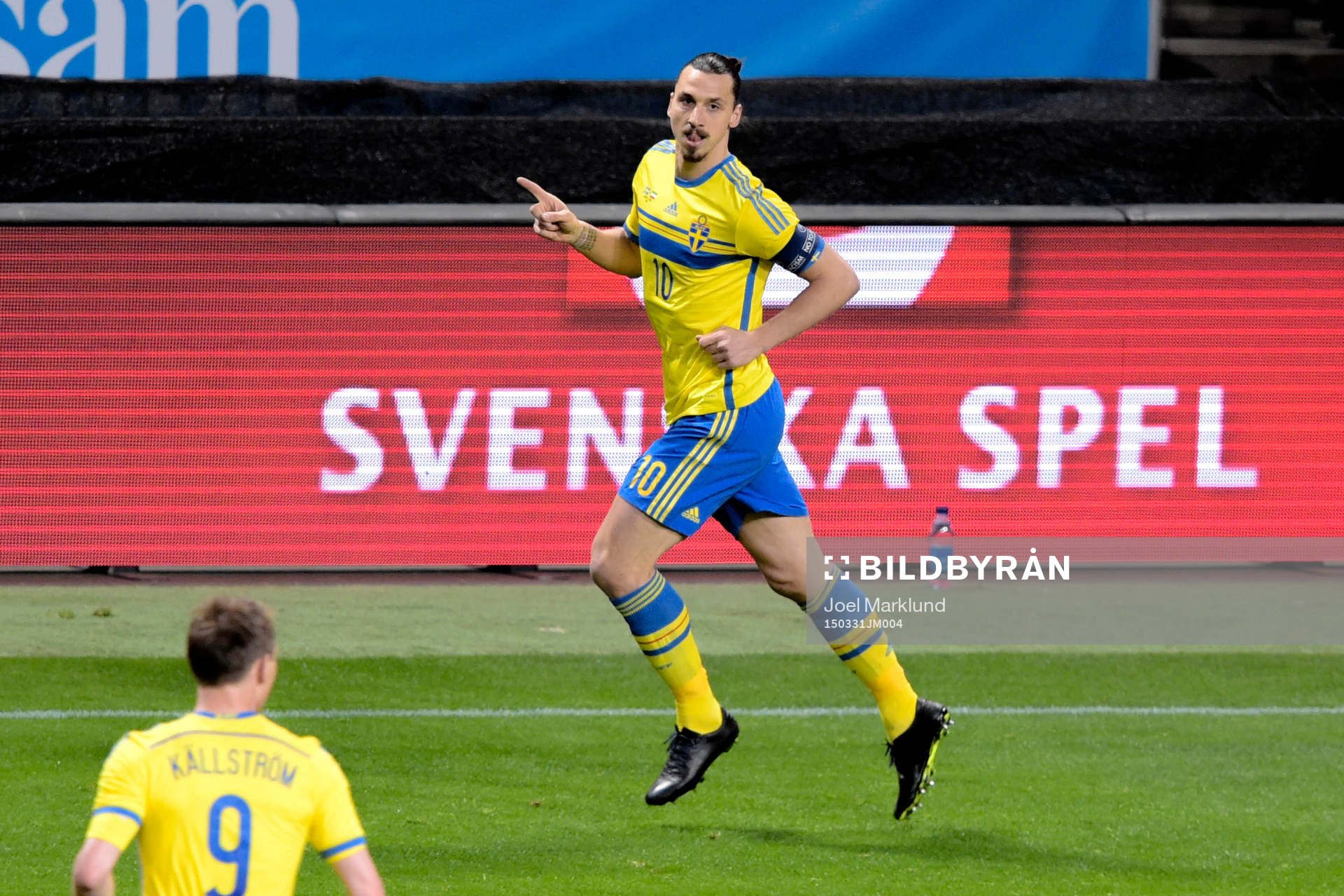 Sveriges Zlatan Ibrahimovic jublar