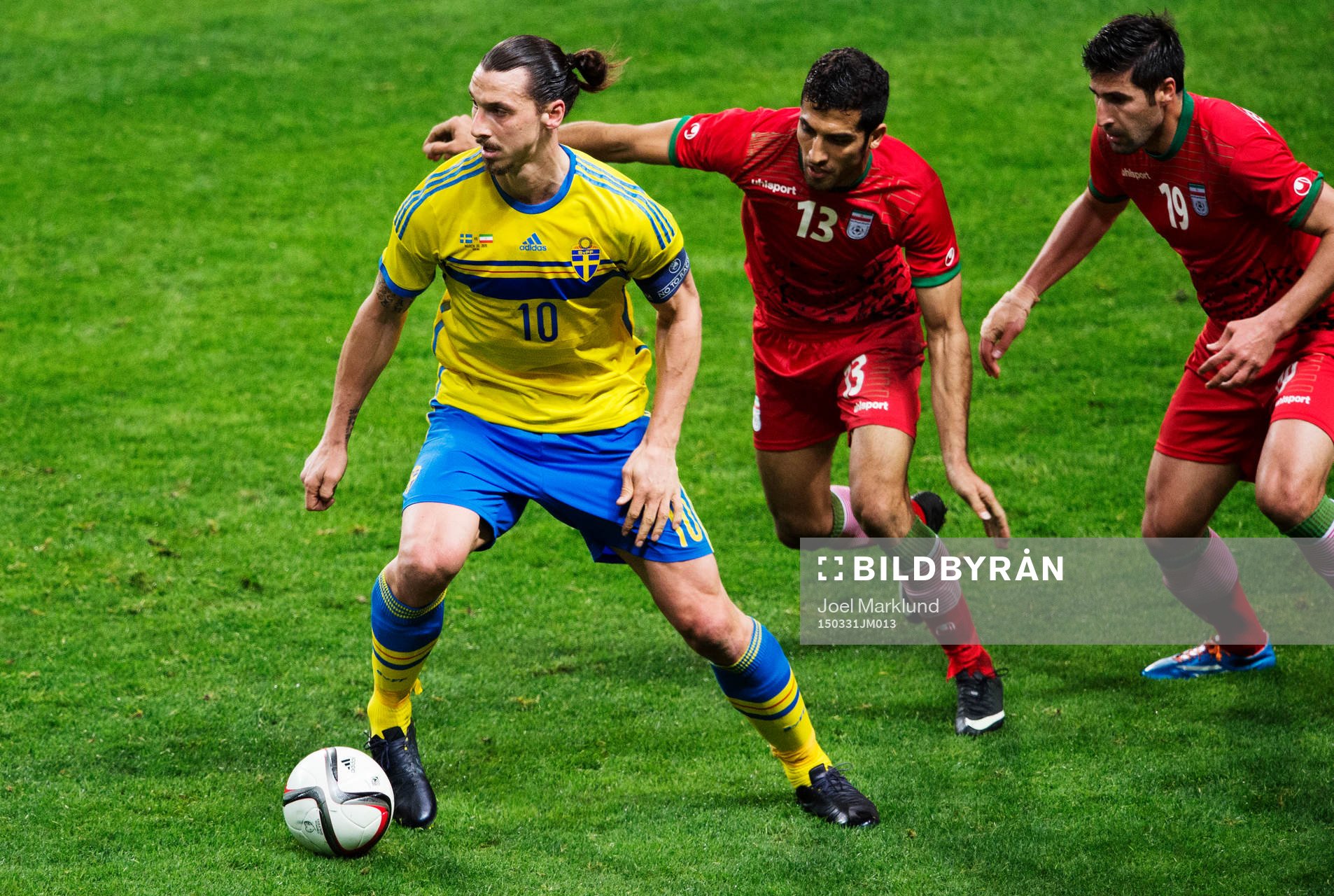 Sveriges Zlatan Ibrahimovic utmanas av Irans Vahid Amiri