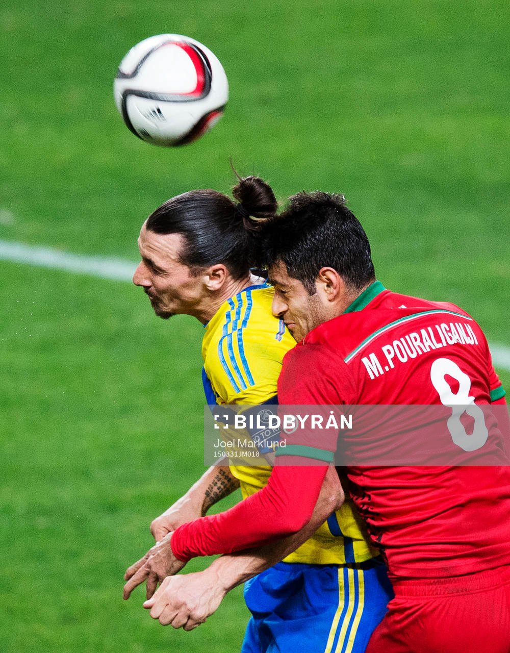 Sveriges Zlatan Ibrahimovic i en nickduell med Irans