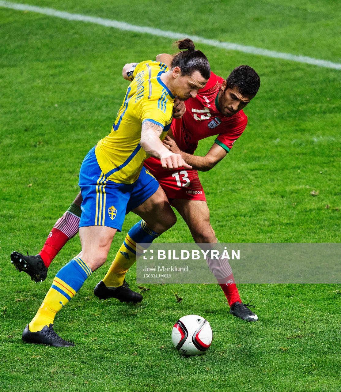 Sveriges Zlatan Ibrahimovic håller undan Irans Vahid Amiri