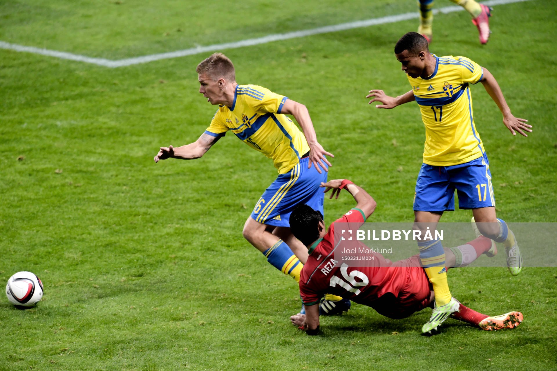 Sveriges Pontus Wernbloom och Robin Quaison stoppar Irans