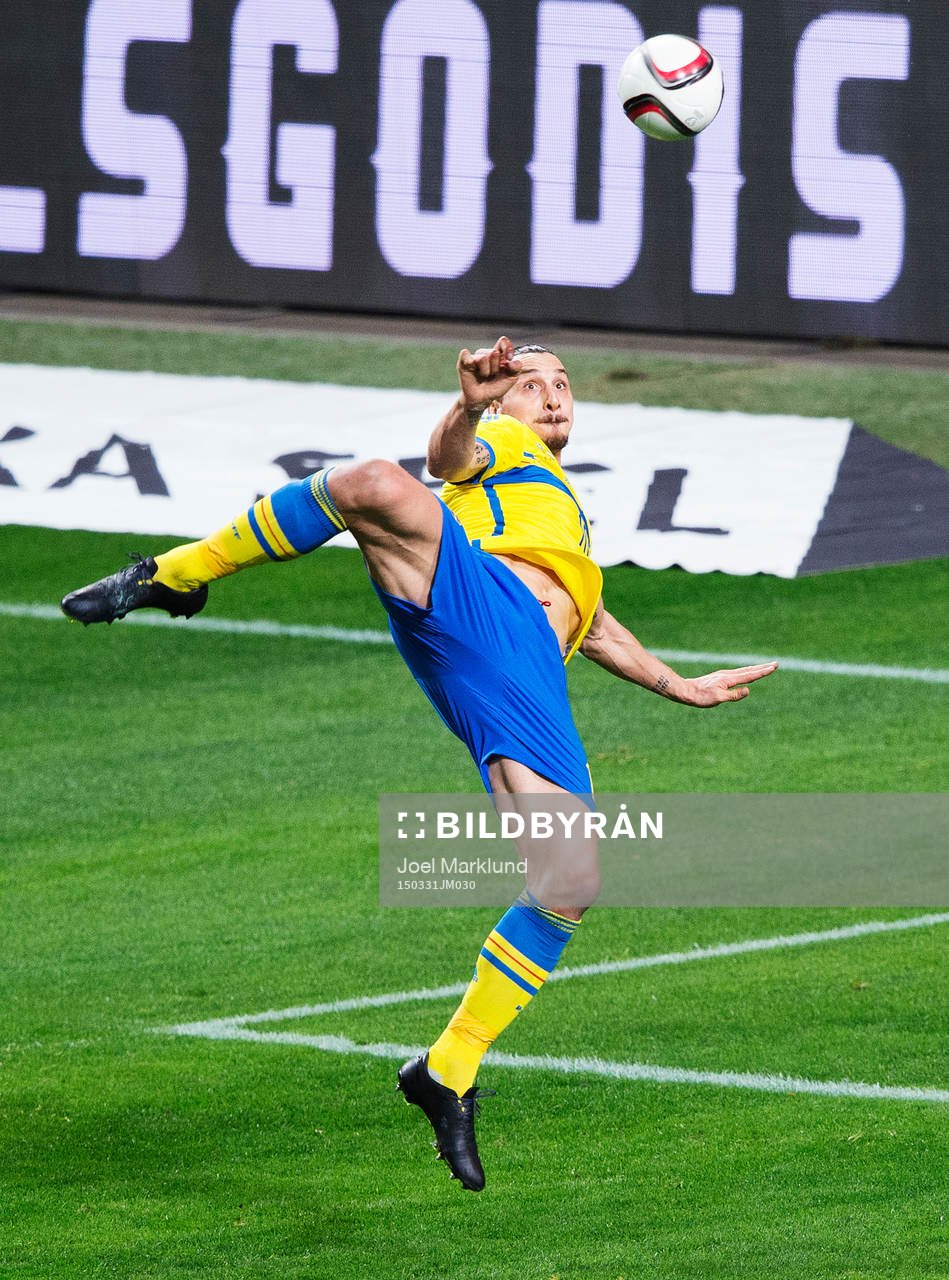 Sveriges Zlatan Ibrahimovic gör en cykelspark