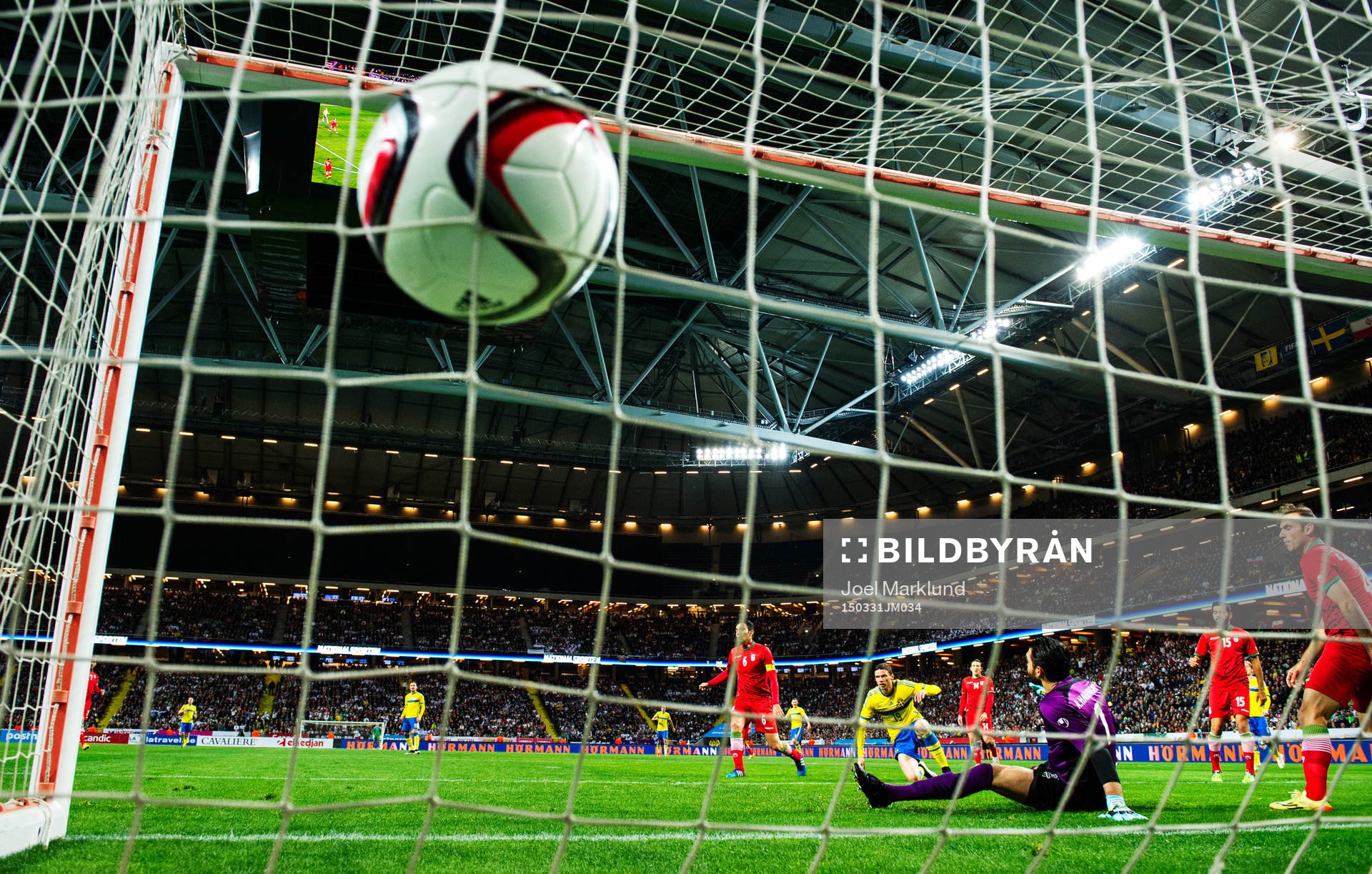 Sveriges Marcus Berg skjuter in 2-0 bakom Irans målvakt Alireza Haghighi under fotbollslandskampen mellan Sverige och Iran den 31 mars 2015 i Stockholm.