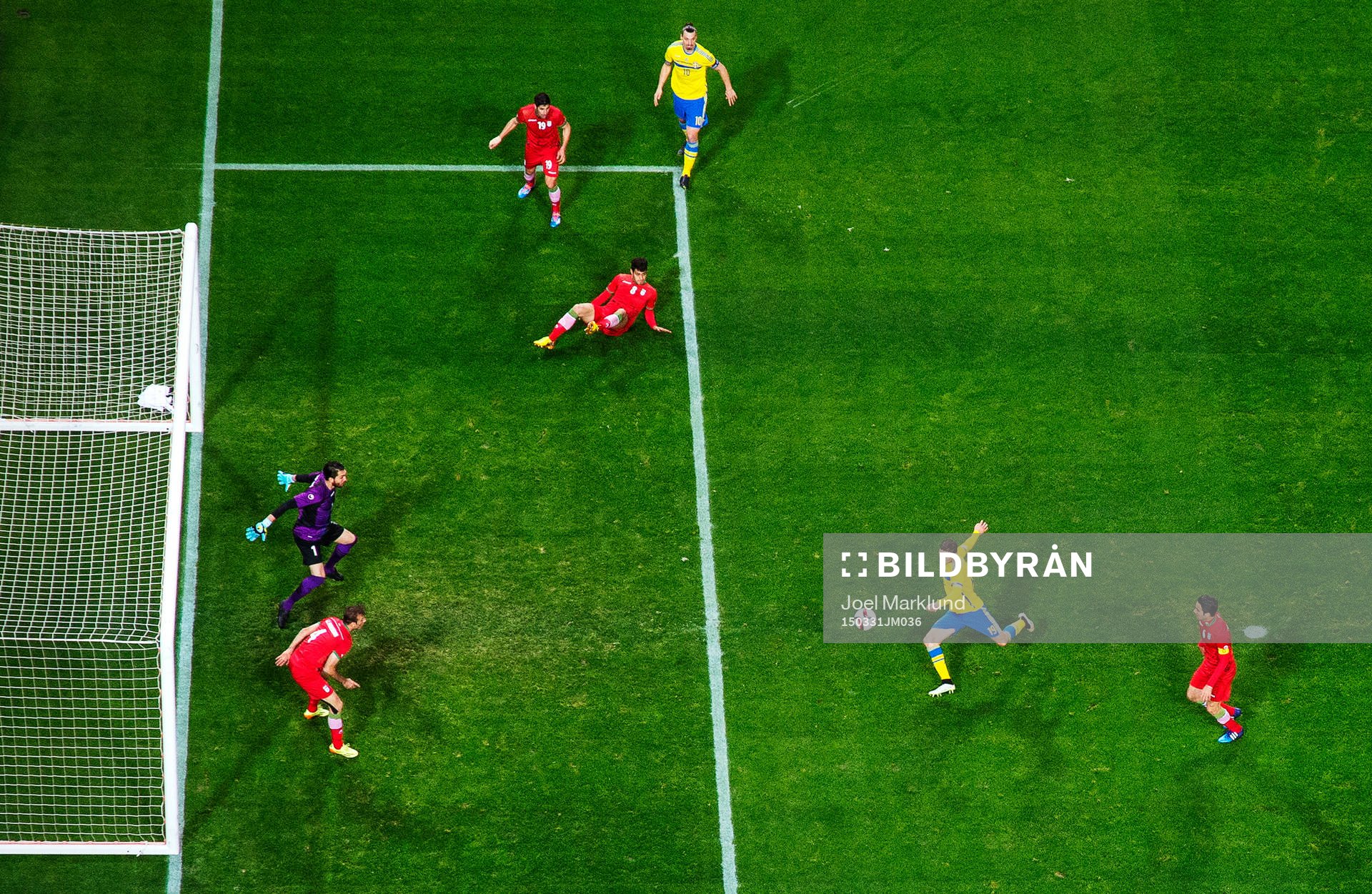 Sveriges Marcus Berg skjuter in 2-0 bakom Irans målvakt Alireza Haghighi under fotbollslandskampen mellan Sverige och Iran den 31 mars 2015 i Stockholm.
