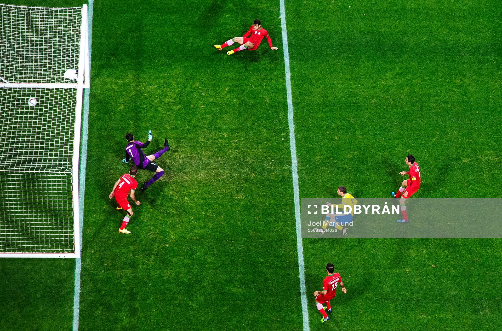 Sveriges Marcus Berg skjuter in 2-0 bakom Irans målvakt