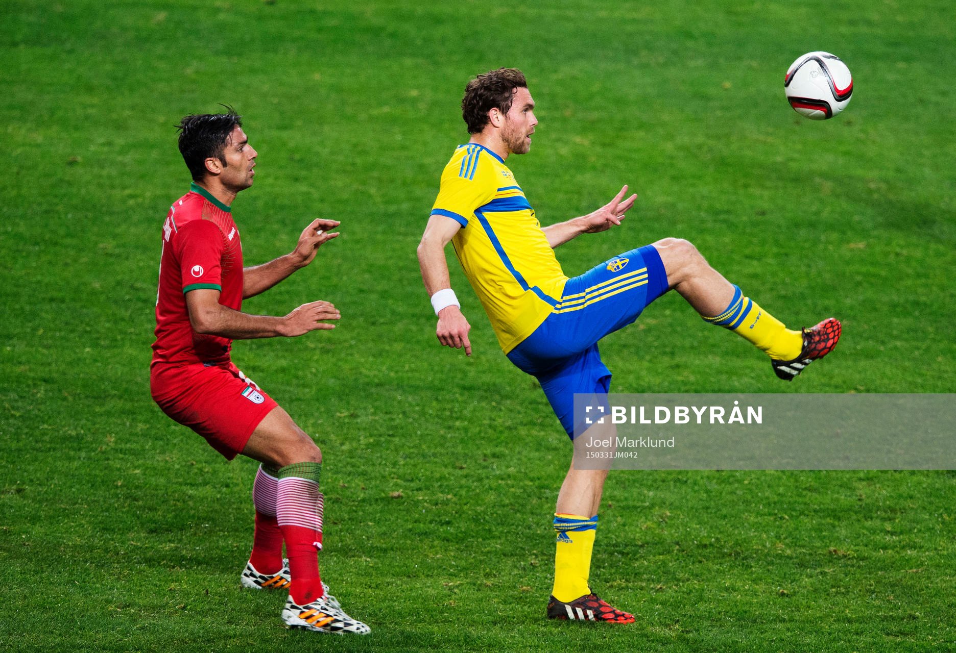 Irans Amirhossein Sadeghi och Sveriges Johan Elmander