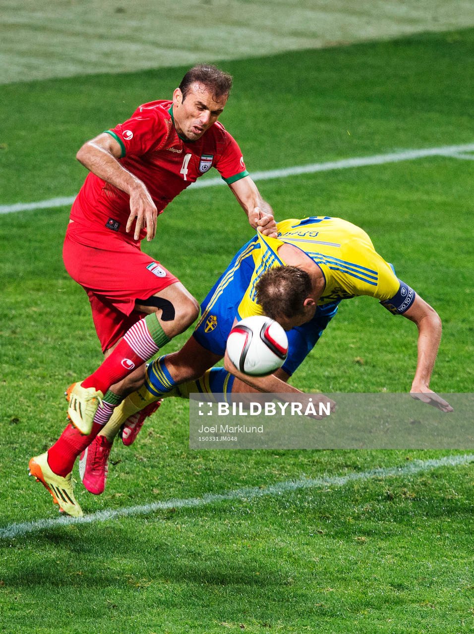 Irans Jalal Hosseini drar i tröjan på Sveriges Andreas