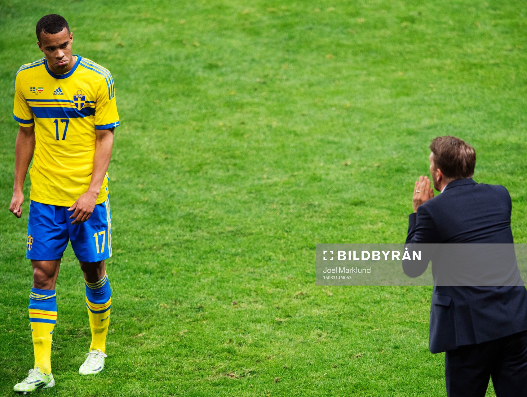 Sveriges Robin Quaison tar emot instruktioner från players