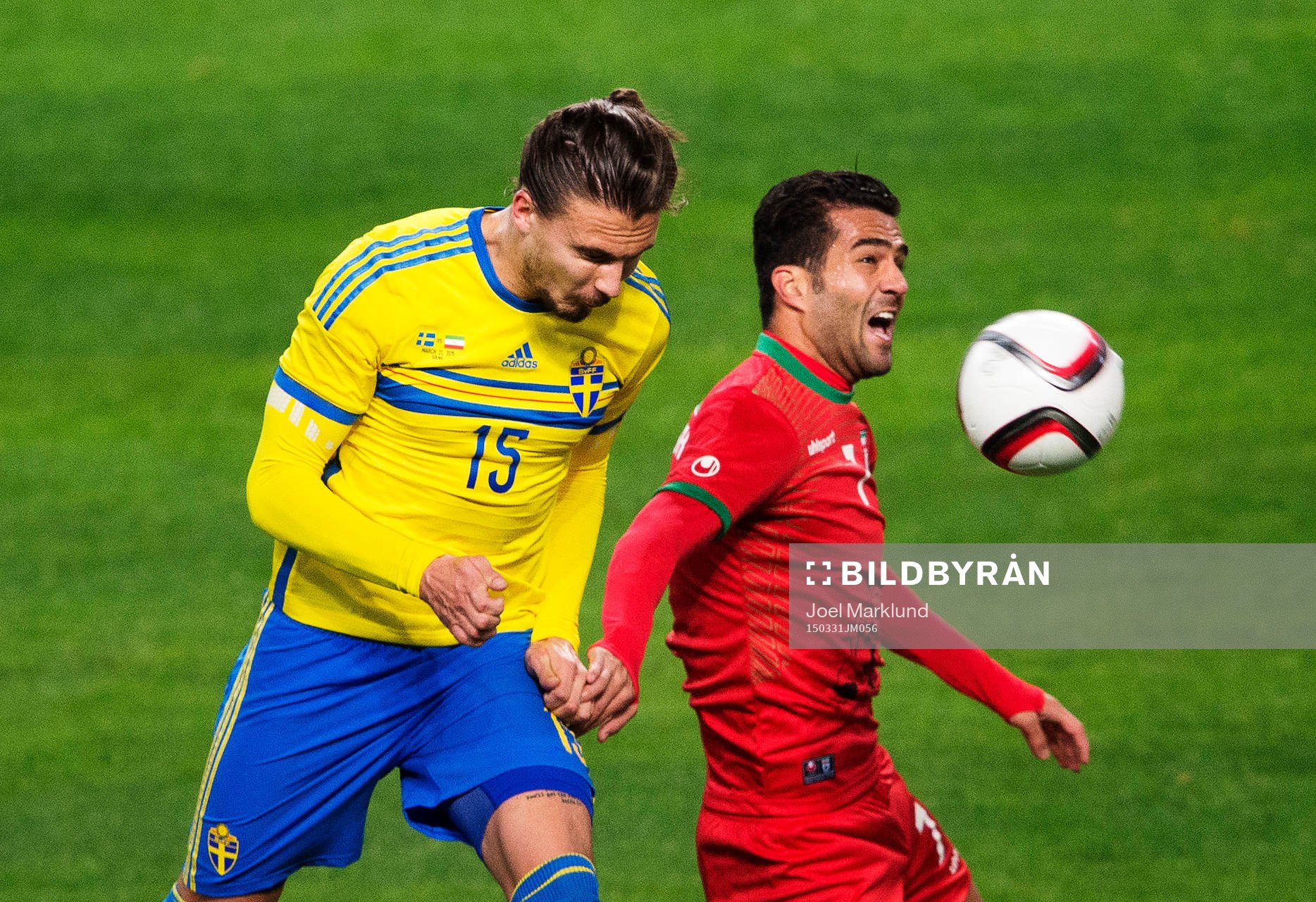 Sveriges Erik Johansson i en nickduell med Irans Masoud