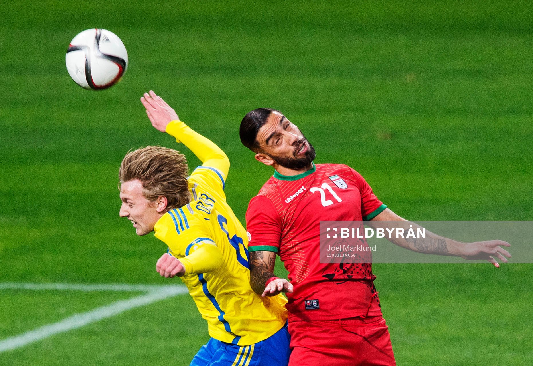 Sveriges Emil Forsberg i en nickduell med Irans Ashkan