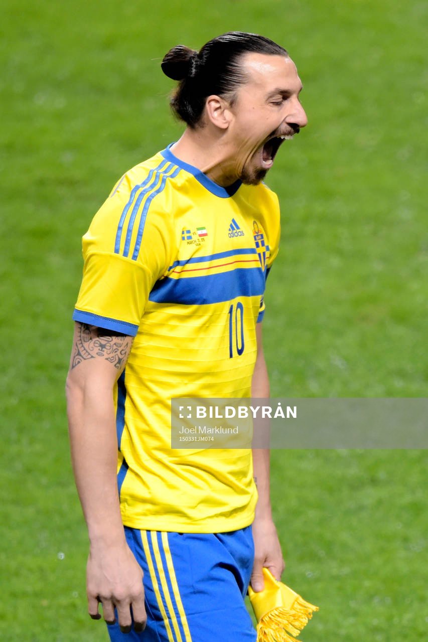 Sveriges Zlatan Ibrahimovic grimaserar innan fotbollslandskampen mellan Sverige och Iran den 31 mars 2015 i Stockholm.