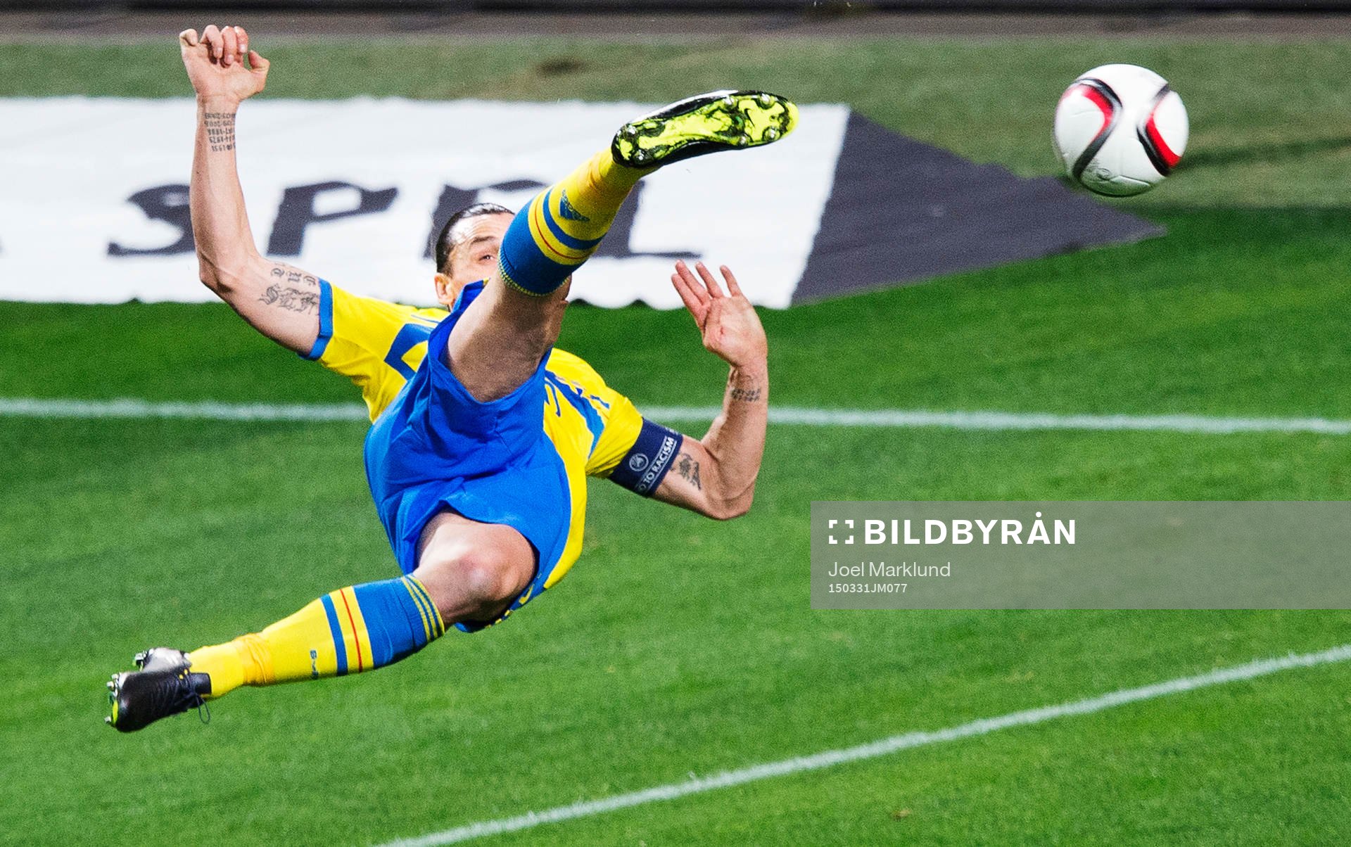Sveriges Zlatan Ibrahimovic gör en cykelspark