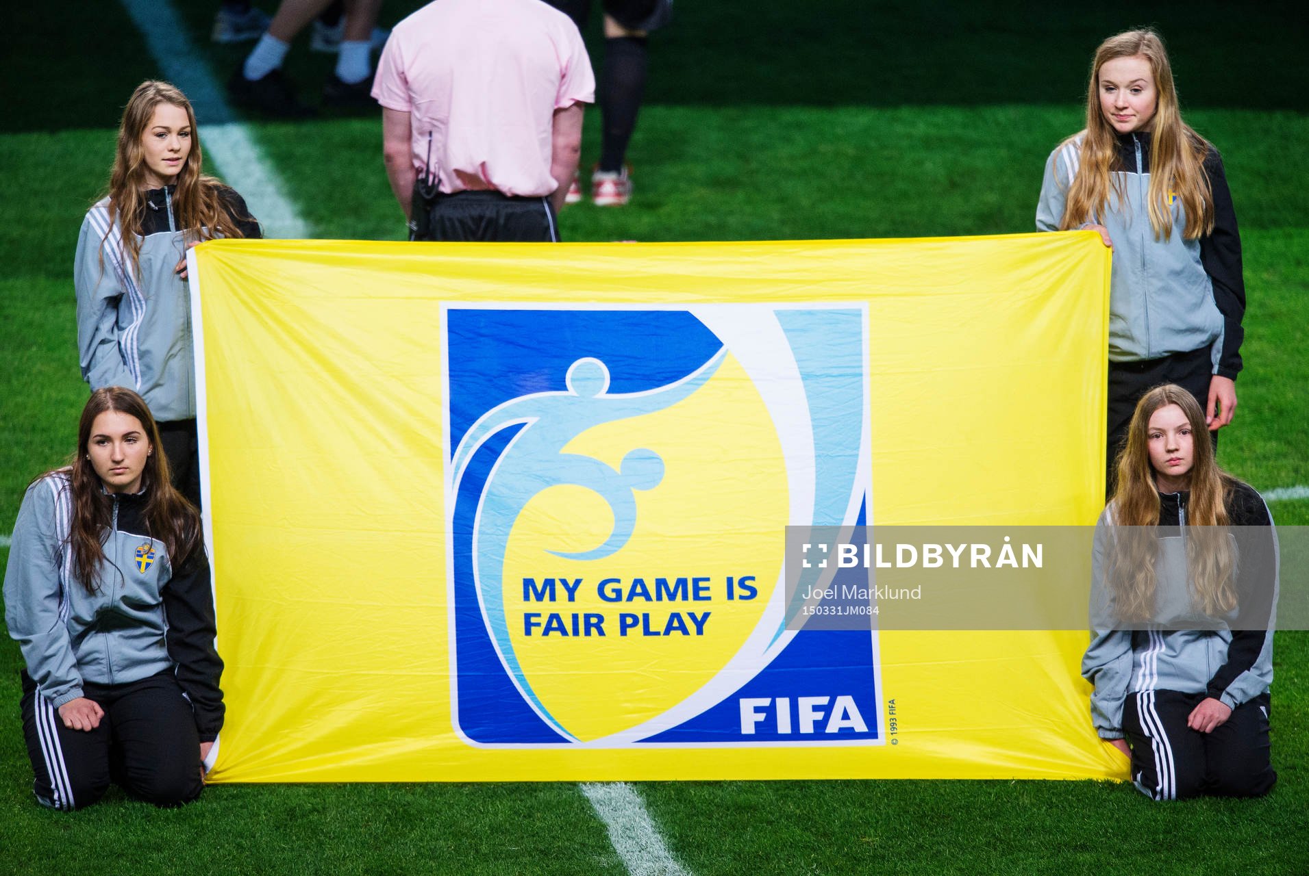 Tjejer håller upp en banderoll för Fair Play