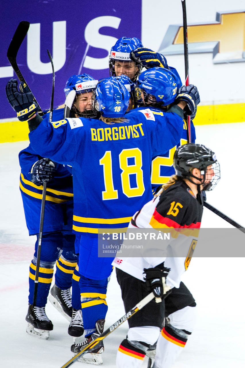 Sveriges spelare firar Erika Grahm gjort 0-4