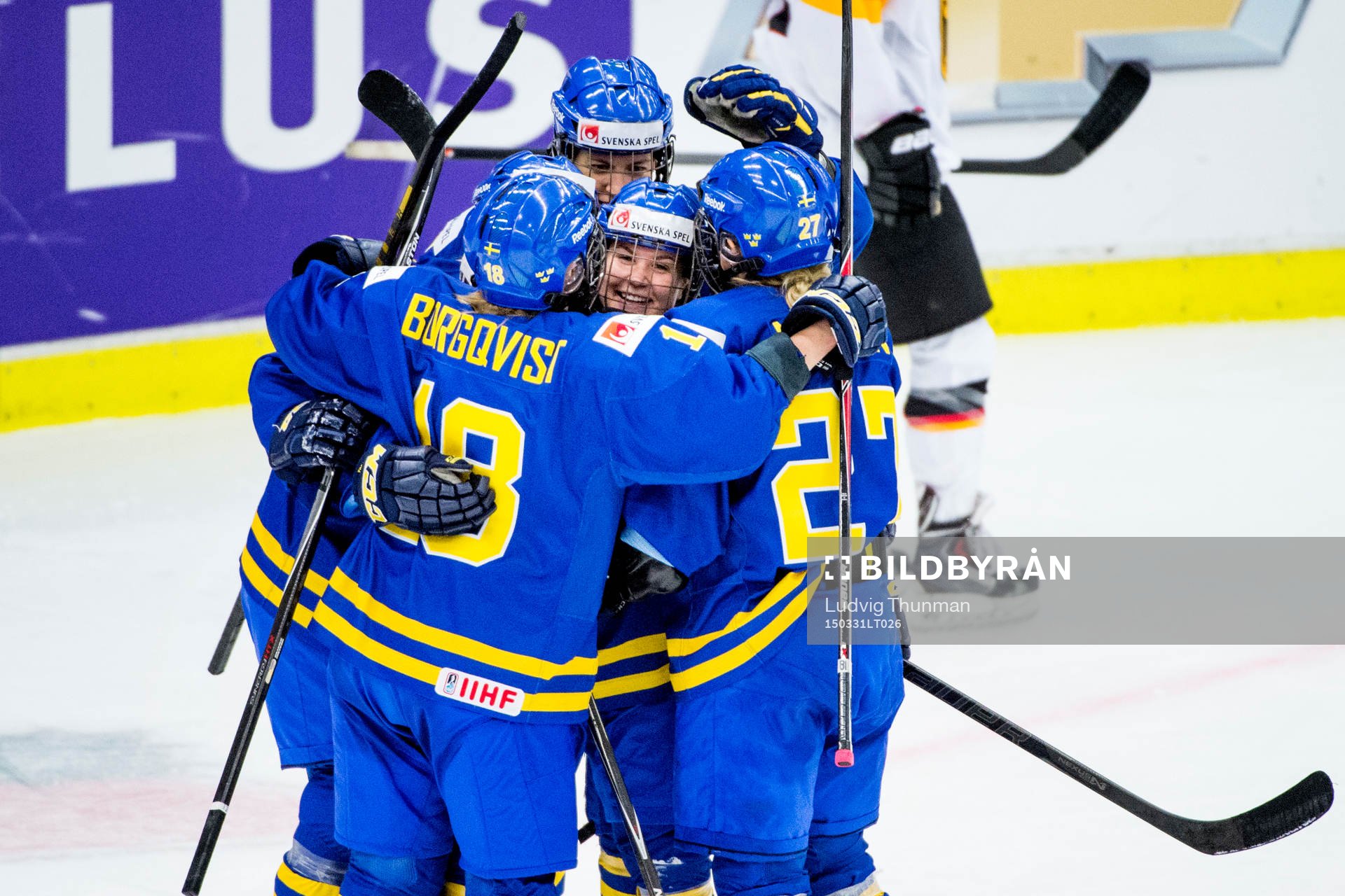 Sveriges spelare firar Erika Grahm gjort 0-4