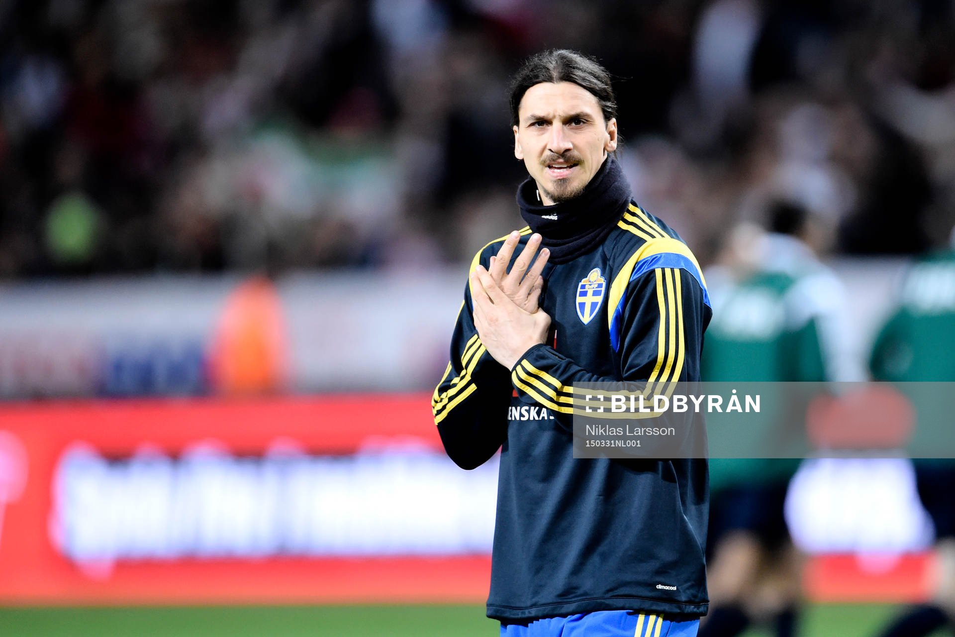 Sveriges Zlatan Ibrahimovic värmer upp