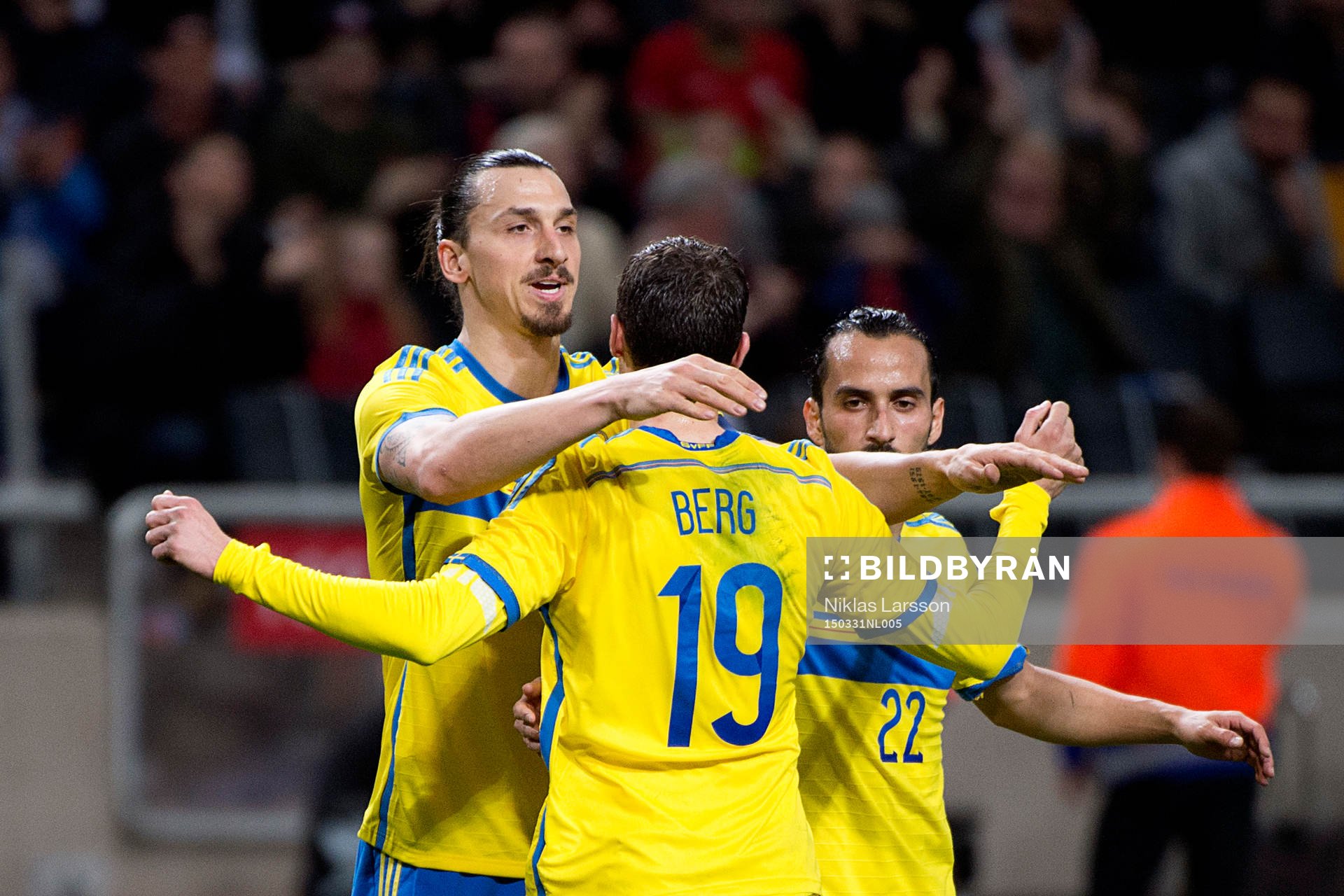 Sveriges Marcus Berg gratuleras av Zlatan Ibrahimovic