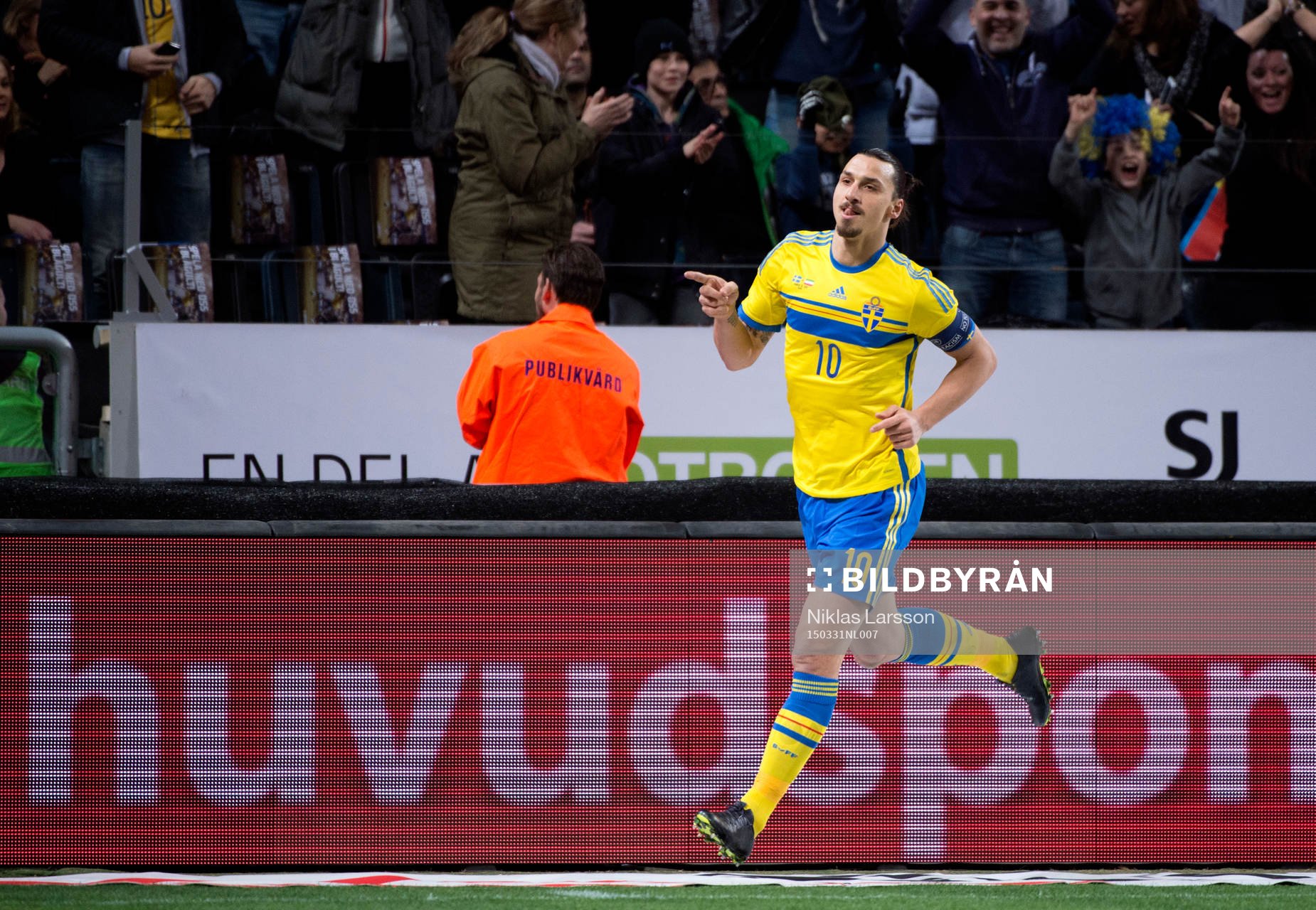Sveriges Zlatan Ibrahimovic jublar