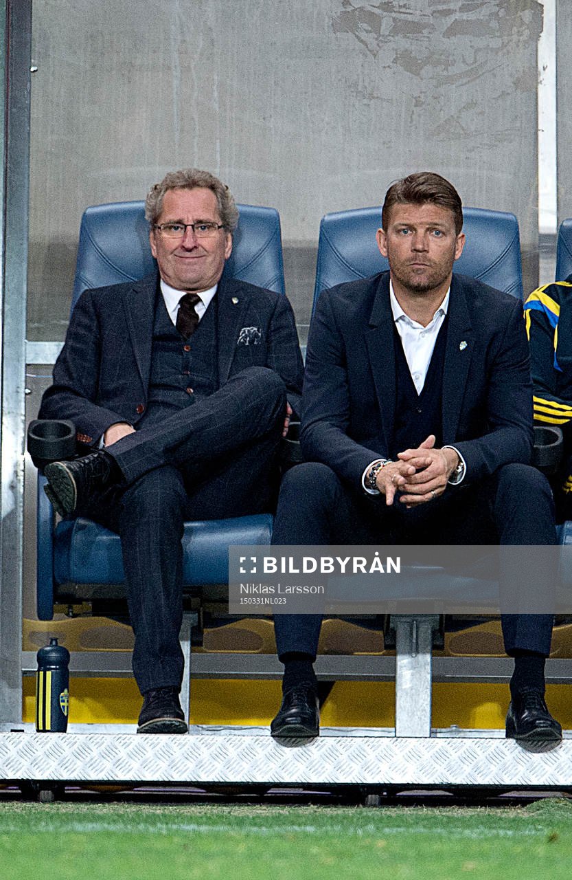 Den svenska bänken med Sveriges förbundskapten Erik