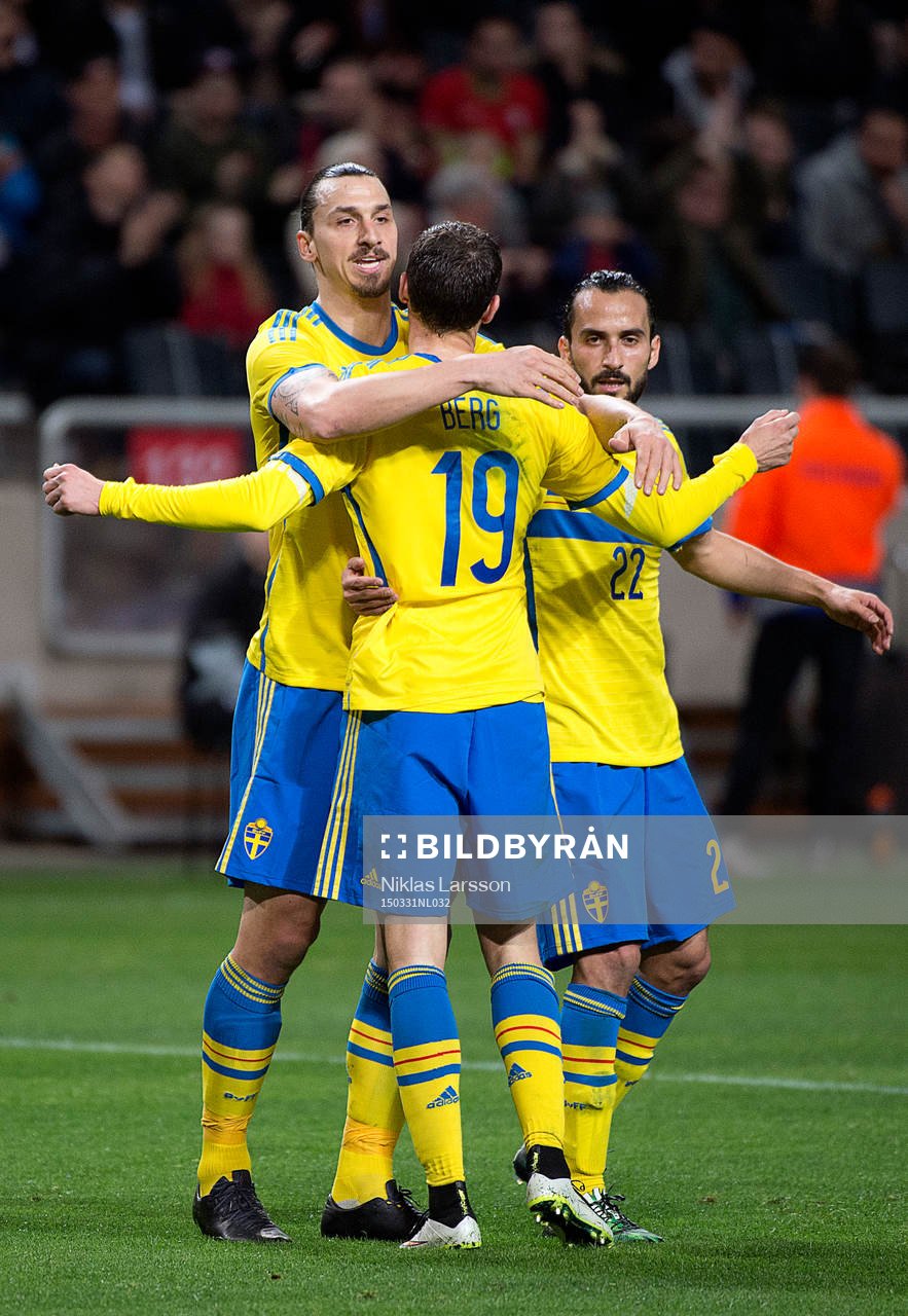 Sveriges Zlatan Ibrahimovic och Marcus Berg jublar