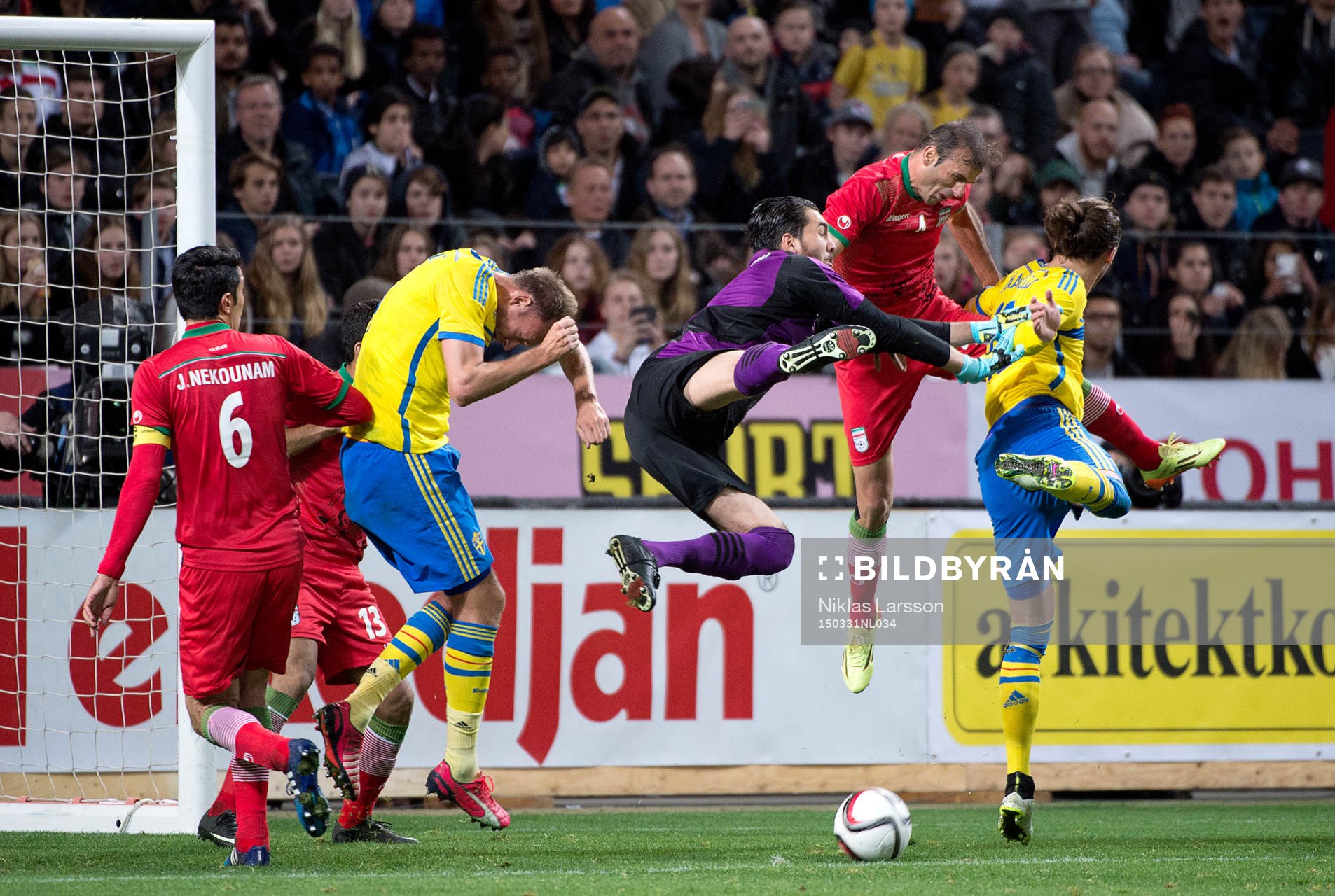 Irans målvakt Alireza Haghighi räddar framför Sveriges