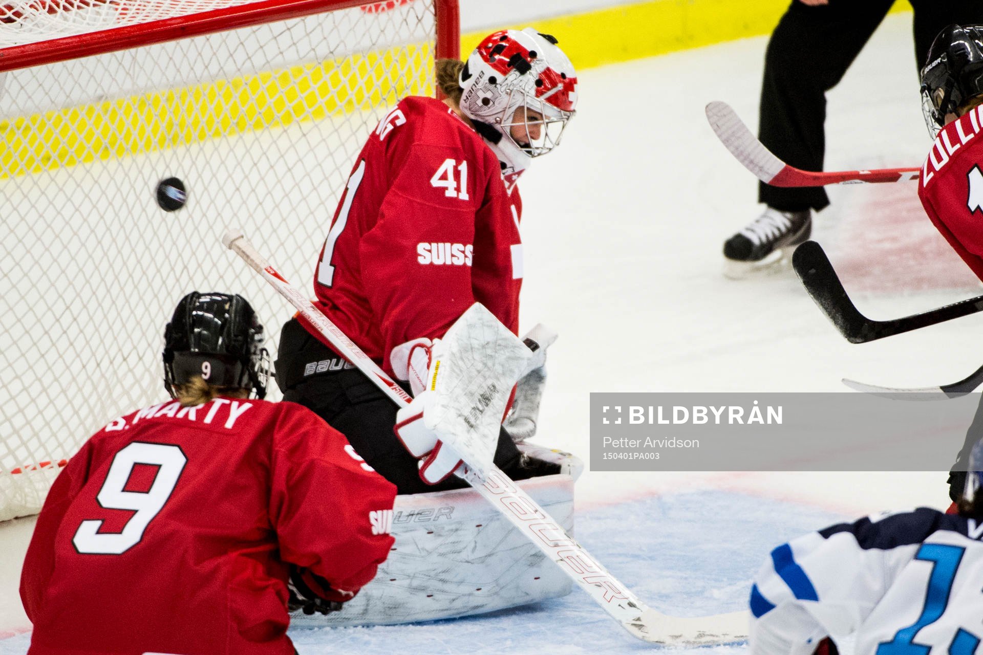 Schweiz målvakt Florence Schelling släpper in 1-0 av