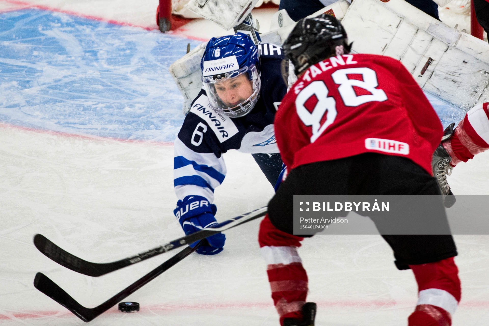 Finlands Jenni Hiirikoski försvar mot Schweiz Phoebe Stanz