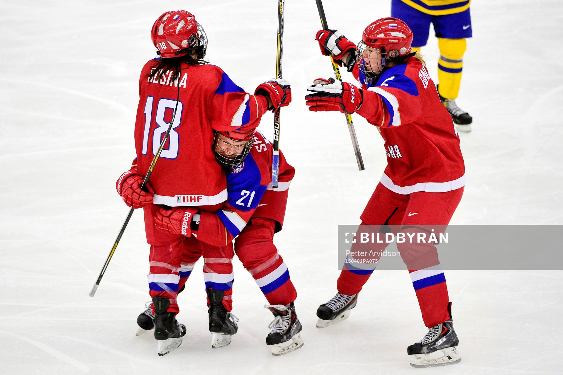 Rysslands Olga Sosina och Anna Shukina firar