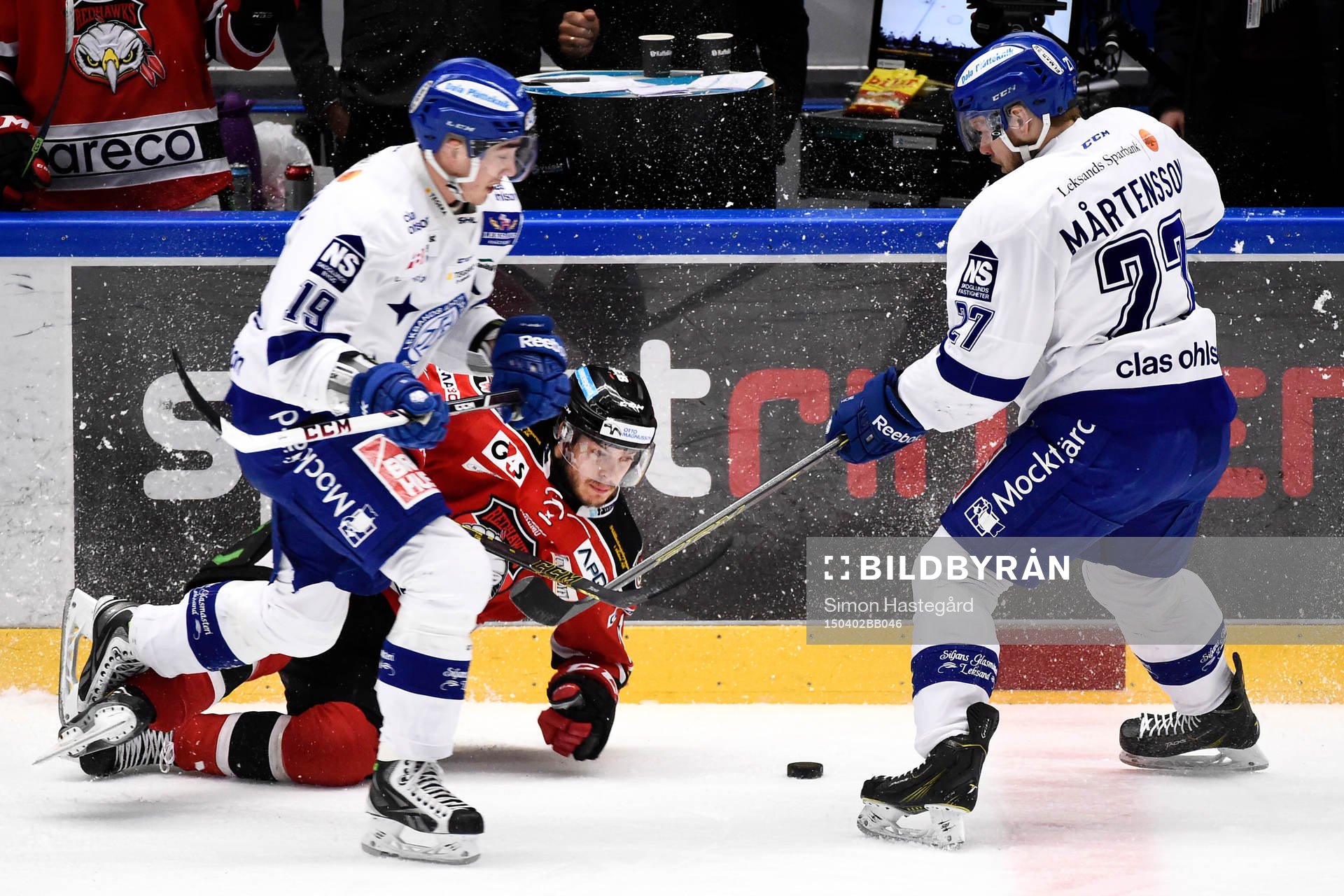 Leksands Tobias Forsberg och Viktor Mårtensson tacklar