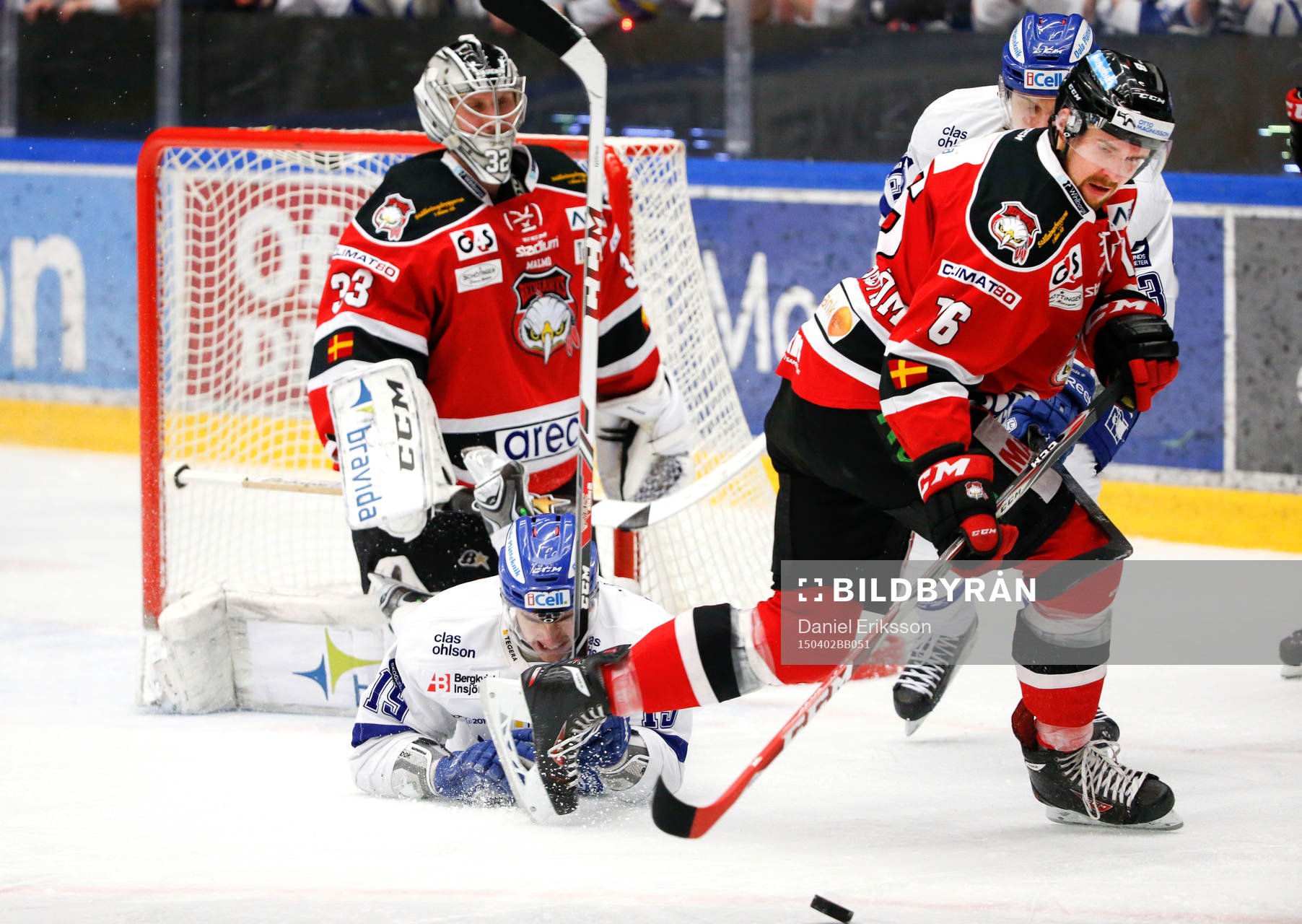 Leksands Tobias Forsberg faller framför målvakt Niko